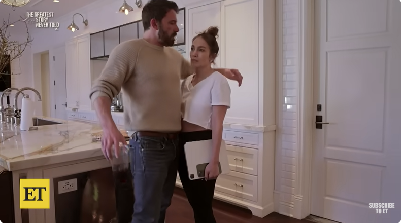 Ben Affleck et Jennifer Lopez dans son documentaire "The Greatest Love Story Never Told", extrait d'une vidéo YouTube datée du, 27 février 2024 | Source : Youtube/@EntertainmentTonight