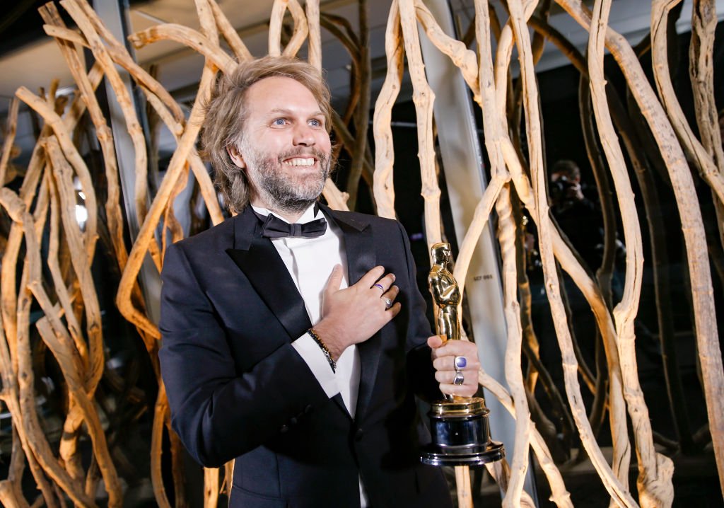 Florian Zeller pose avec sa statuette aux Oscars après avoir remporté le meilleur scénario adapté pour le `` Père '' lors d'une projection des Oscars le lundi 26 avril 2021 à Paris, France. | Photo : Getty Images