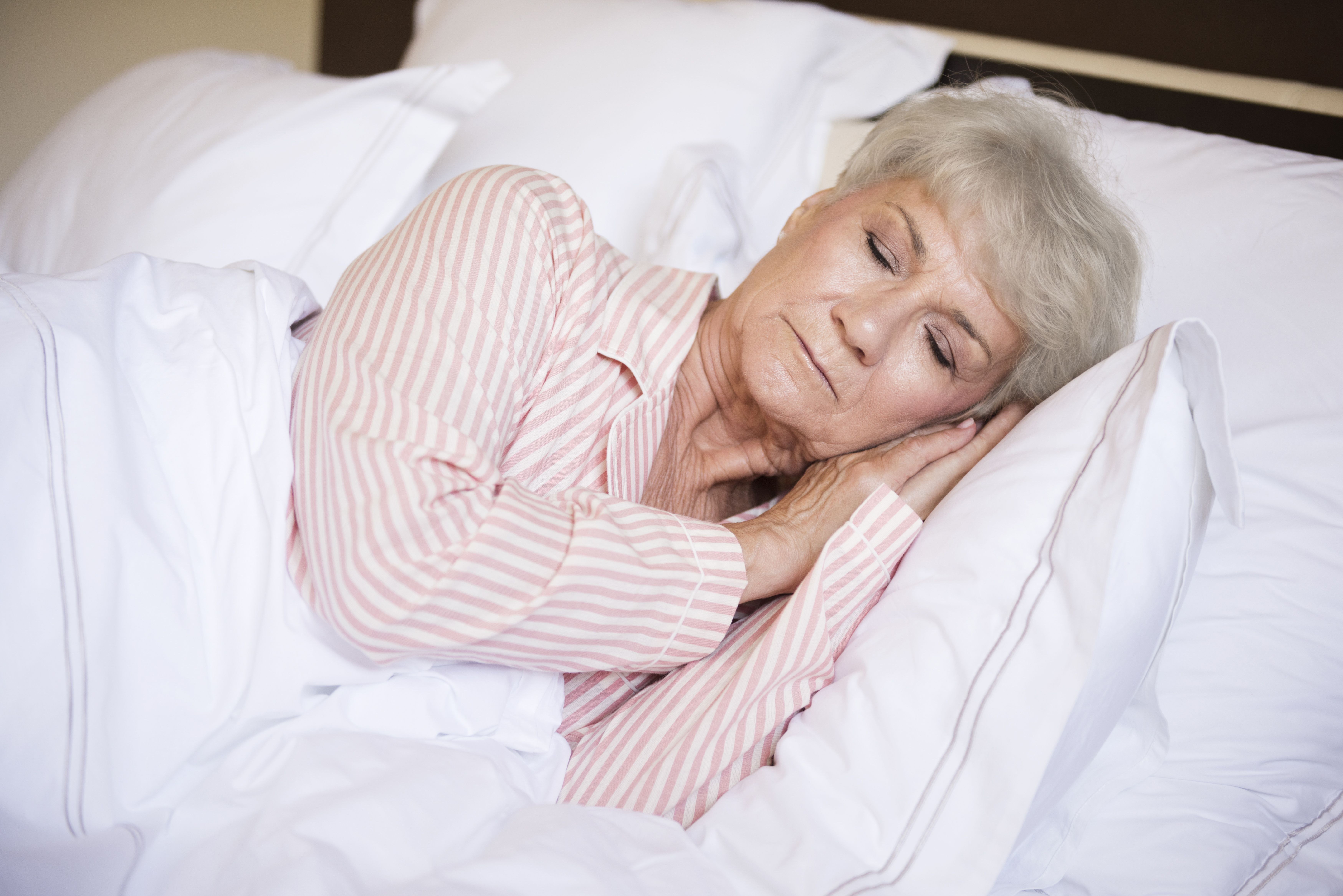 Une femme âgée dans son lit | Source : Freepik