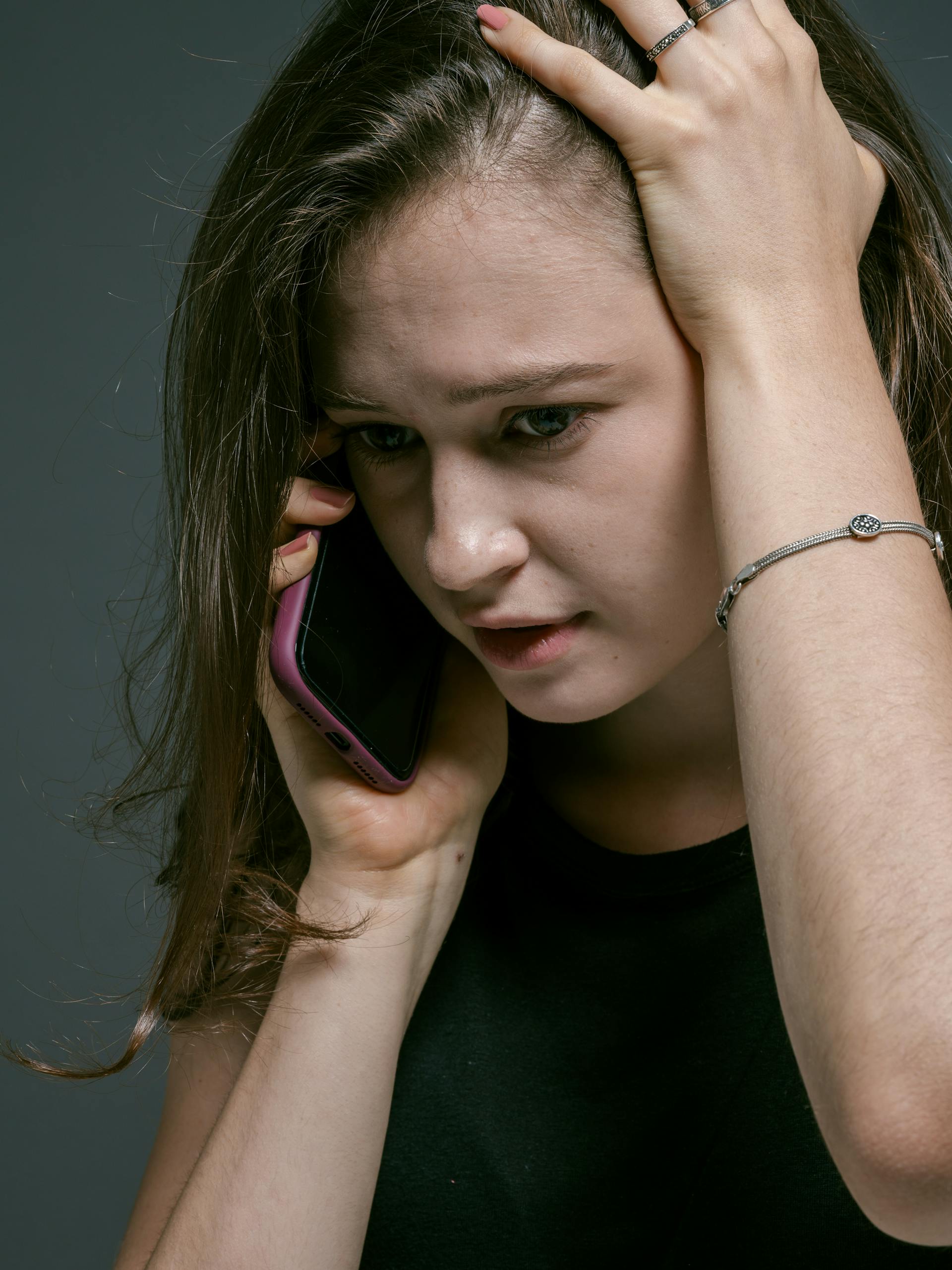Une femme tendue qui parle au téléphone | Source : Pexels