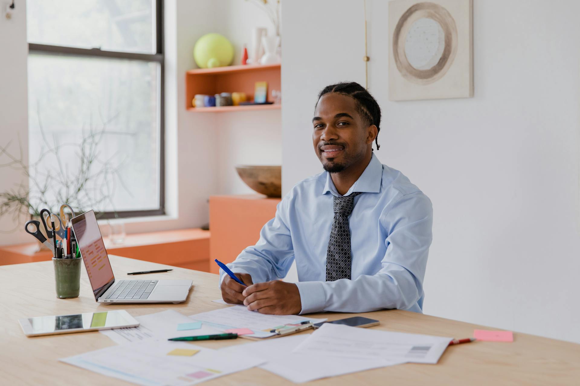 Un homme au travail, qui regarde droit devant lui | Source : Pexels