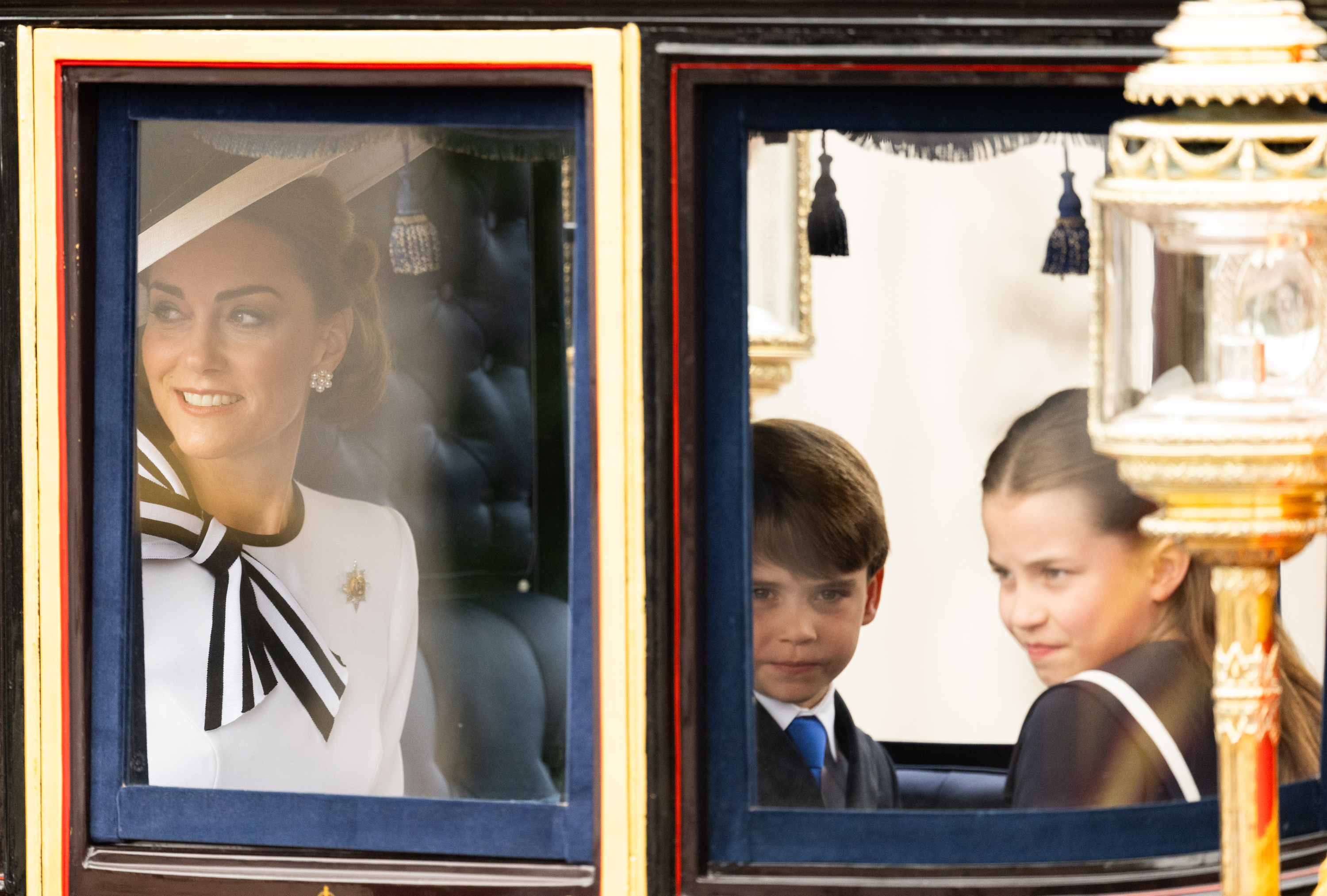 La princesse de Galles, Catherine, arrive avec le prince William et leurs enfants au palais de Buckingham avant le défilé de l'anniversaire du roi "Trooping the Colour" à Londres le 15 juin 2024 | Source : Getty Images