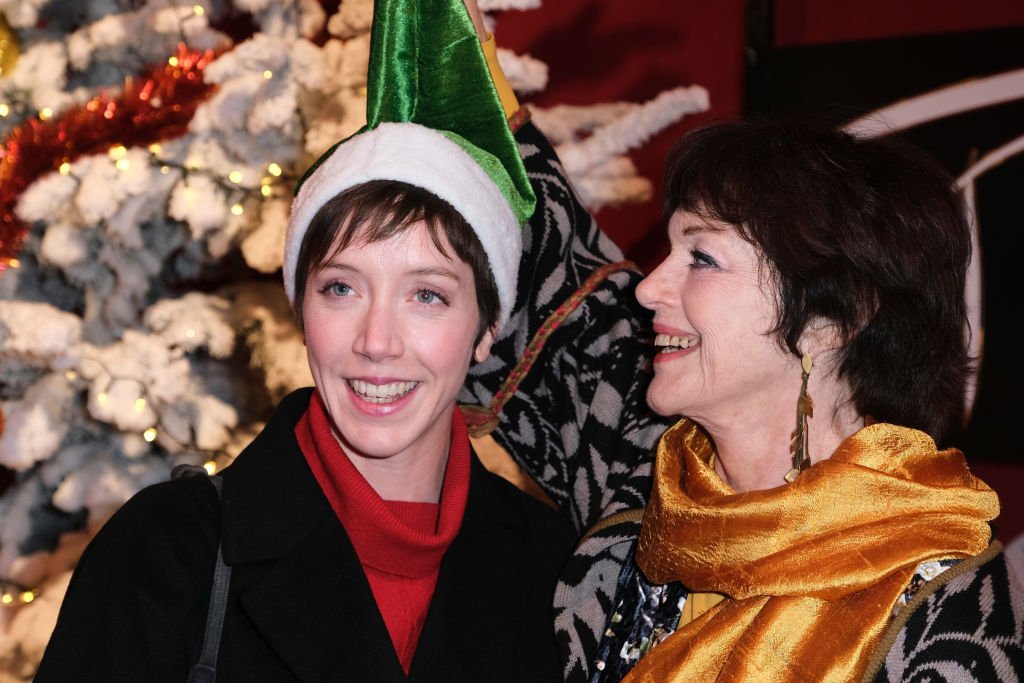  Sara Giraudeau et sa mère Anny Duperey assistent au lancement de "Pères Noël Verts" par Le Secours Populaire au Cirque du Phenix, le 20 novembre 2019 à Paris. | Photo : Getty Images
