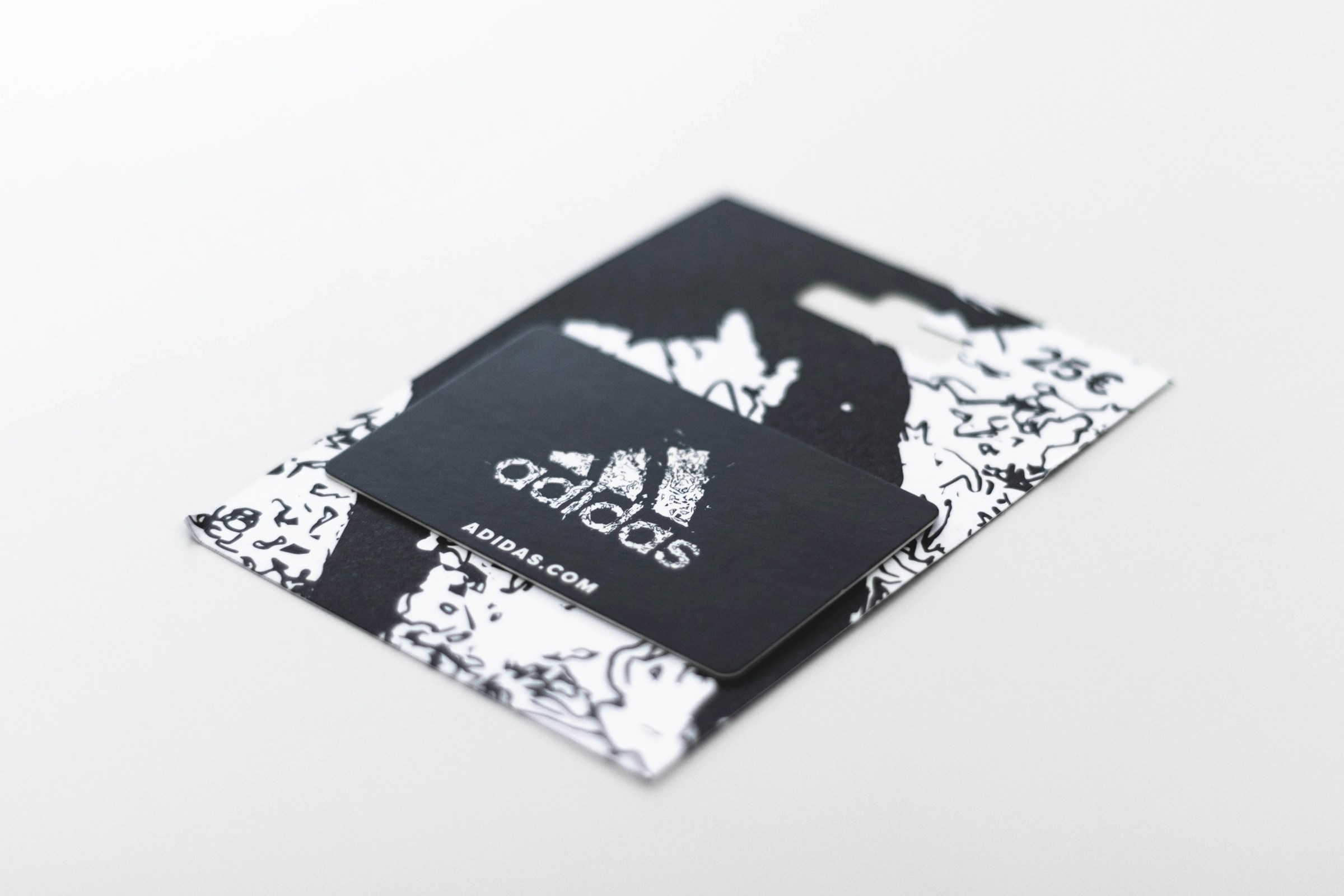 Une carte de bons de réduction Adidas | Source : Unsplash