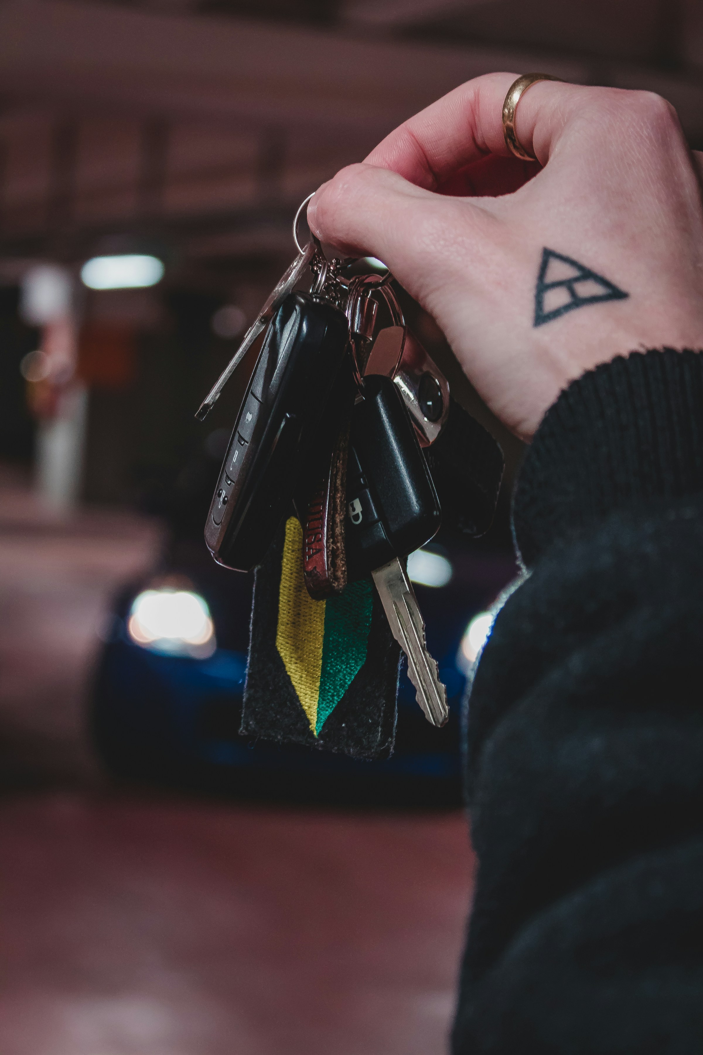 Un homme tenant des clés de voiture | Source : Unsplash