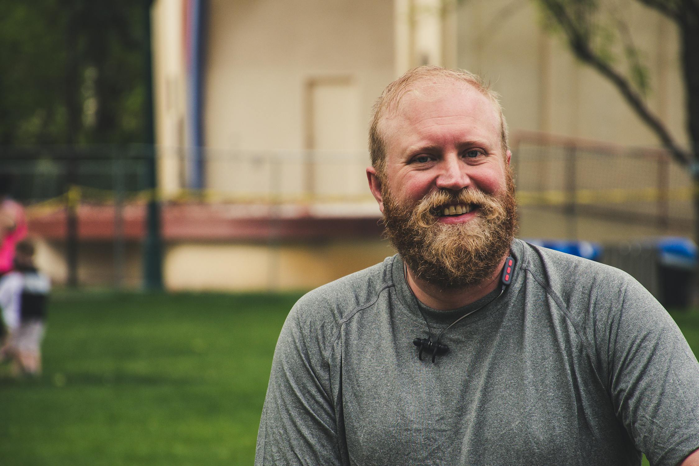 Un homme souriant dans sa cour | Source : Pexels