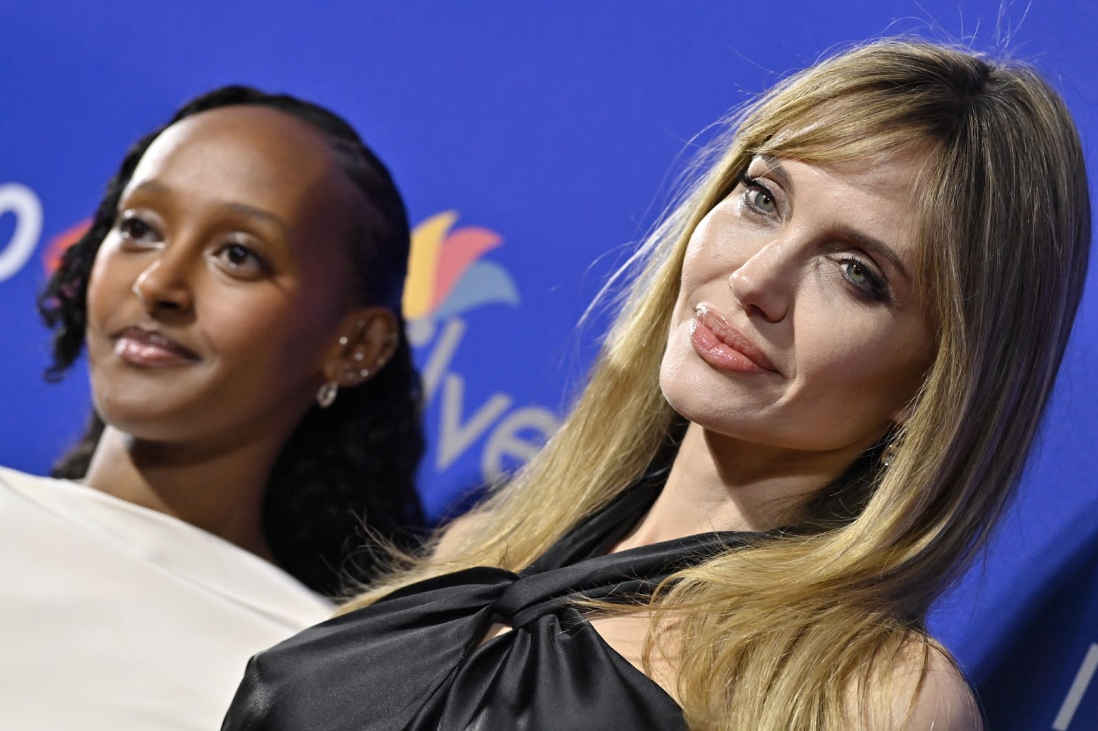 Zahara et Angelina Jolie lors de la 36e cérémonie annuelle de remise des prix du Festival international du film de Palm Springs, le 3 janvier 2025, en Californie. | Source : Getty Images