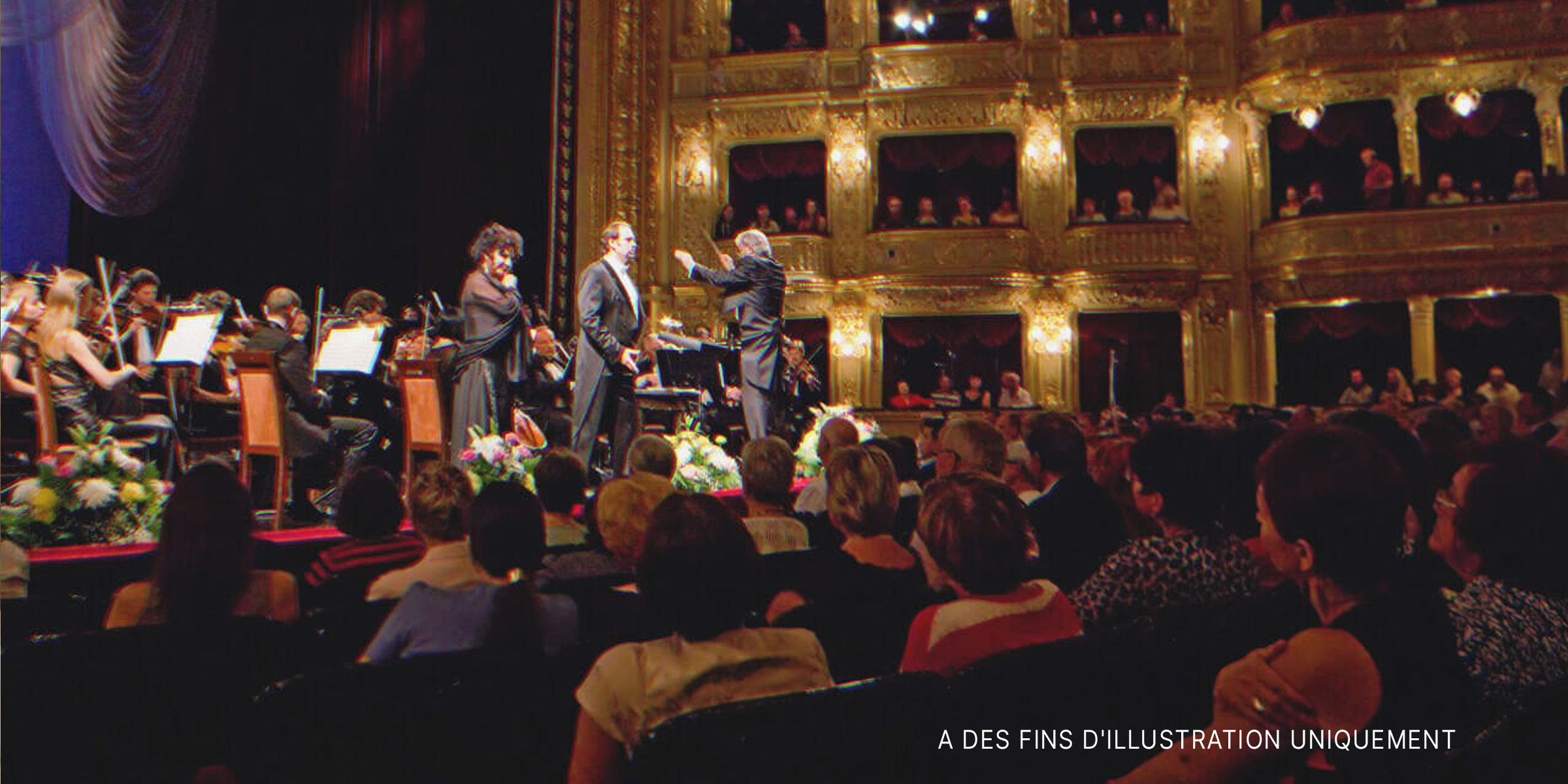 Des gens dans une salle d'opéra | Source : Shutterstock