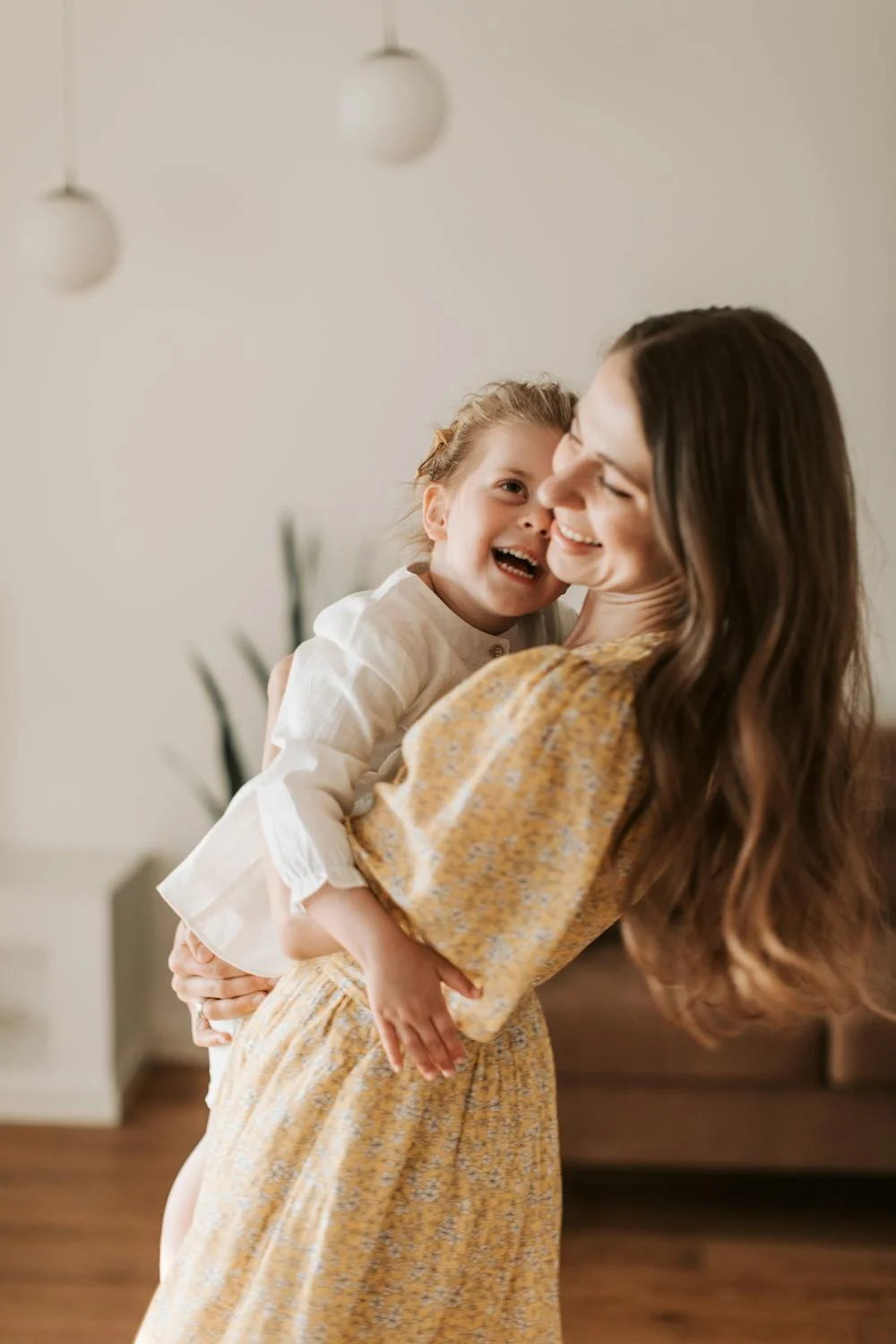 Une mère et sa fille en train de jouer | Source : Pexels