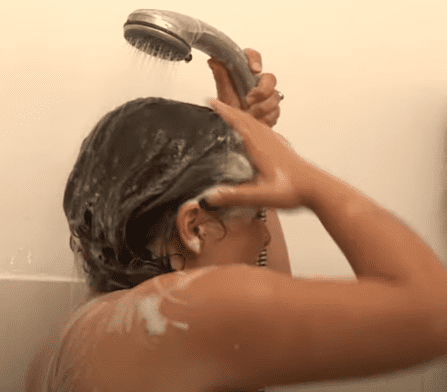 Capture d'écran d'un lavage de cheveux | Photo : Youtube/Febrap TV