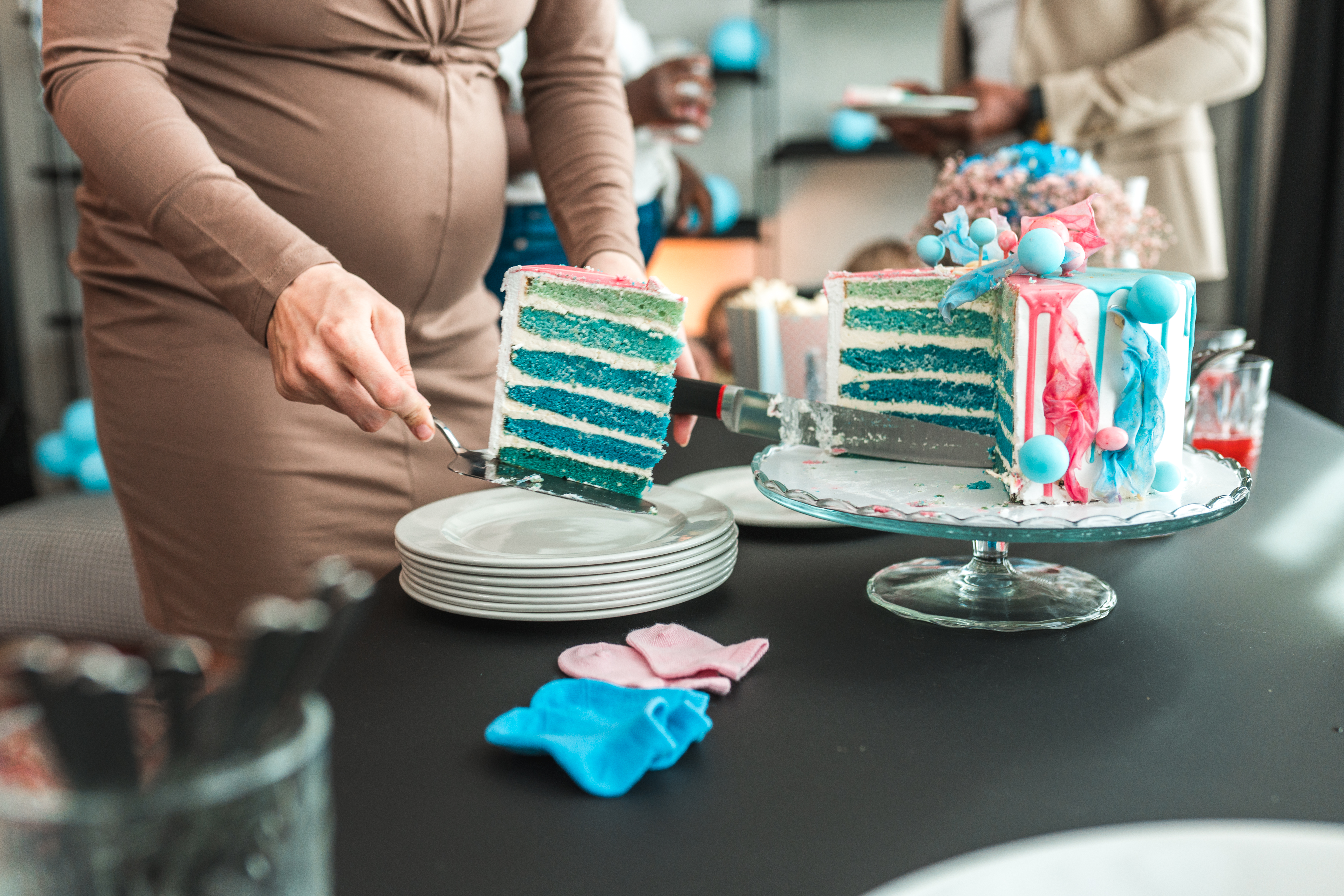 Gâteau surprise bleu lors d'une fête de révélation du sexe | Source : Getty Images