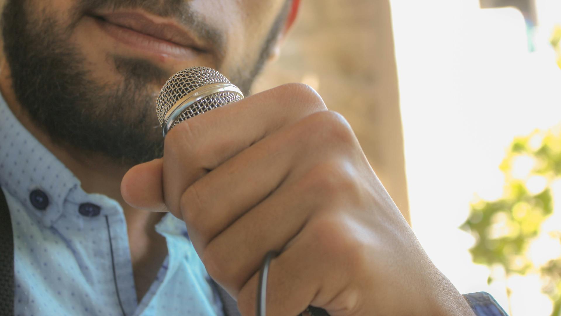 Un homme prononçant un discours | Source : Pexels