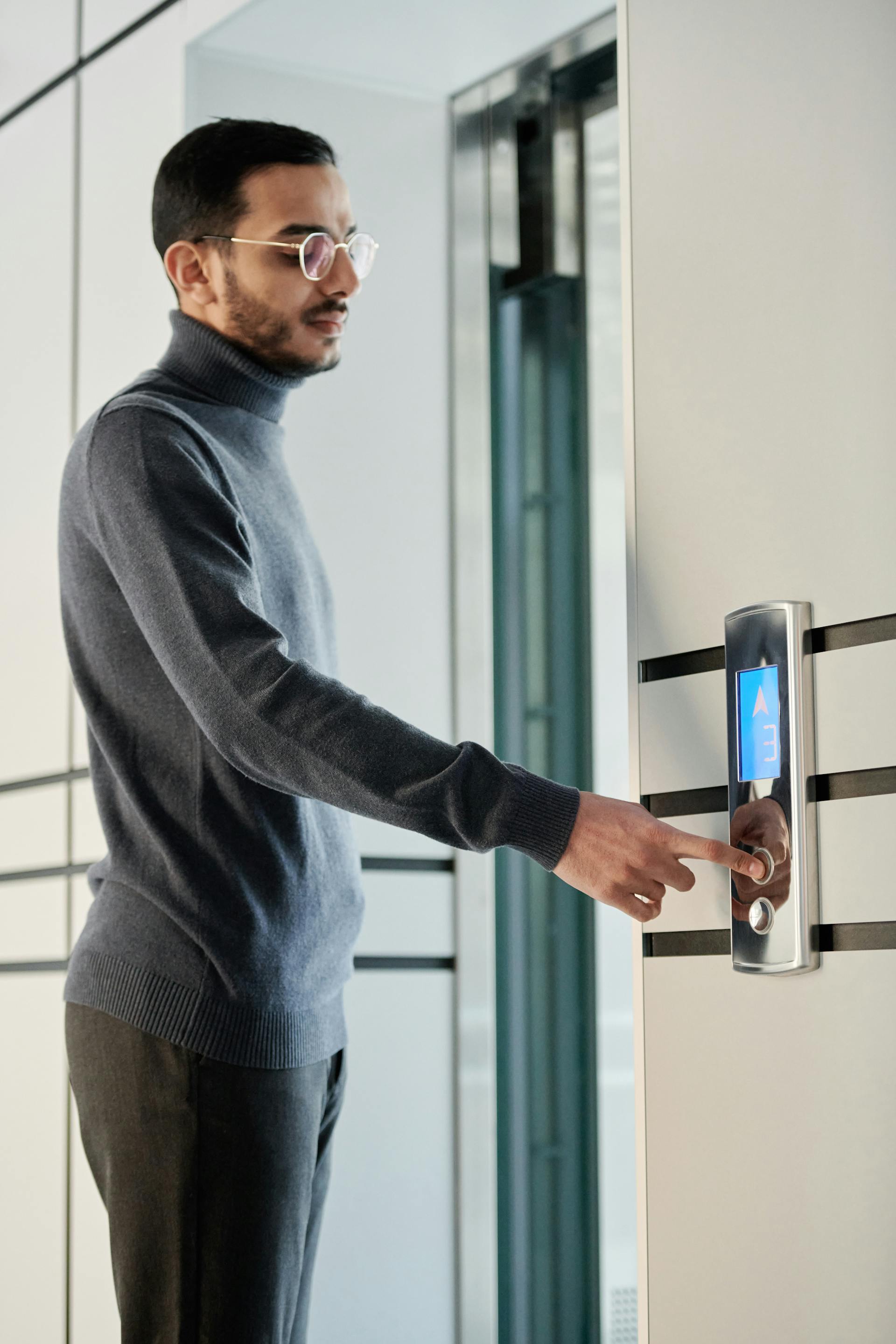 Un homme appuyant sur le bouton d'un ascenseur | Source : Pexels