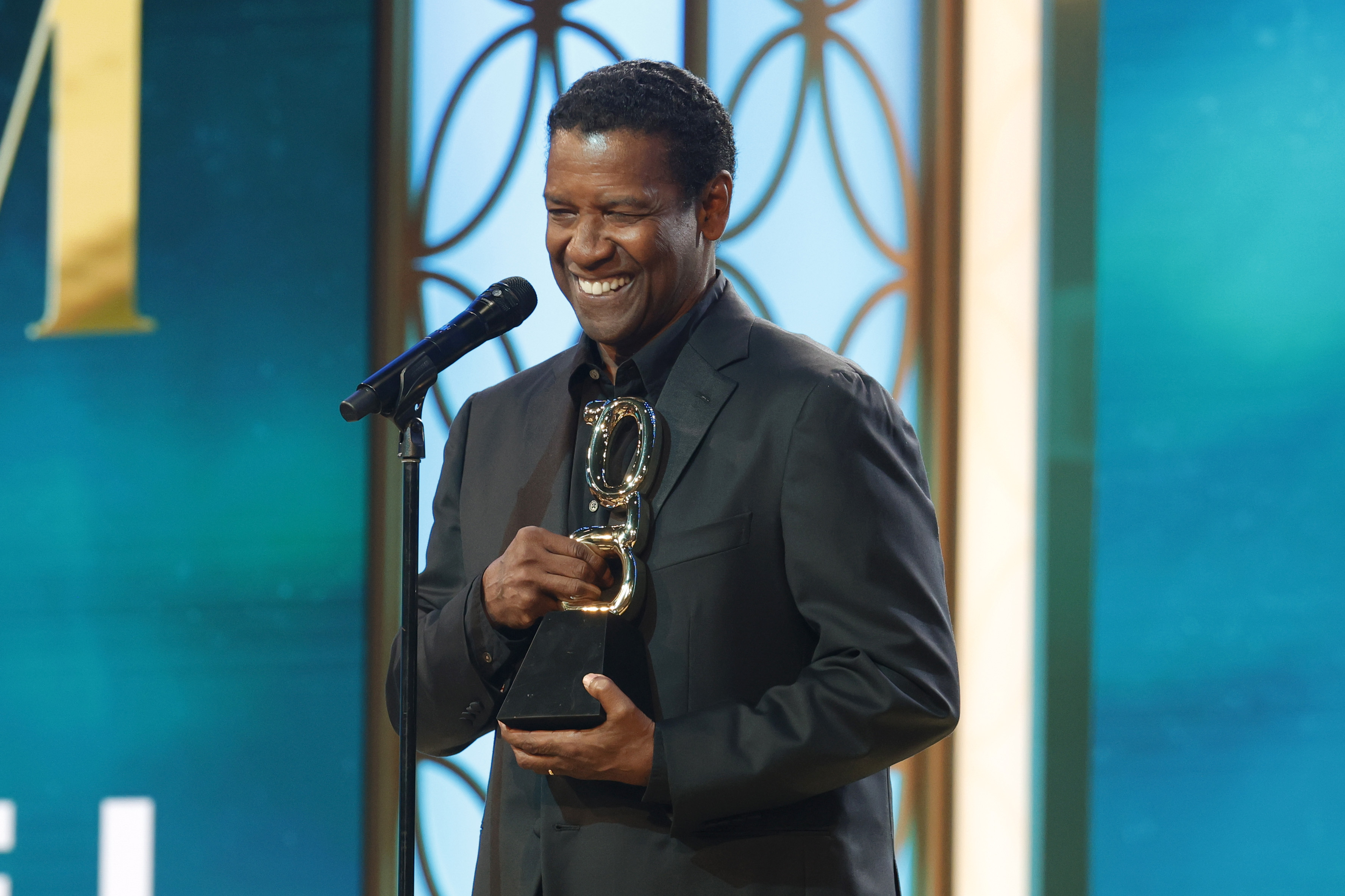 Denzel Washington recevant le prix de l'icône du cinéma lors de la 2e édition annuelle des theGrio Awards à Beverly Hills, en Californie, le 21 octobre 2023 | Source : Getty Images
