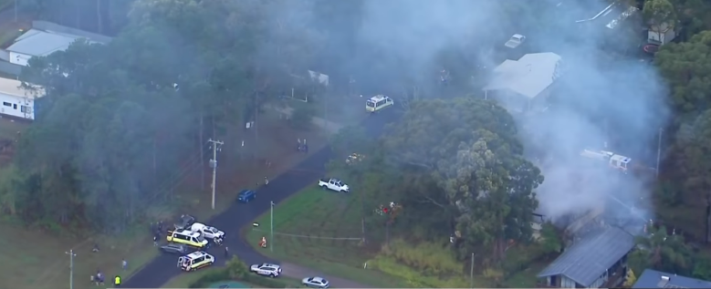 Des voitures de police devant la maison en feu | Source : Facebook.com/7NEWS Brisbane