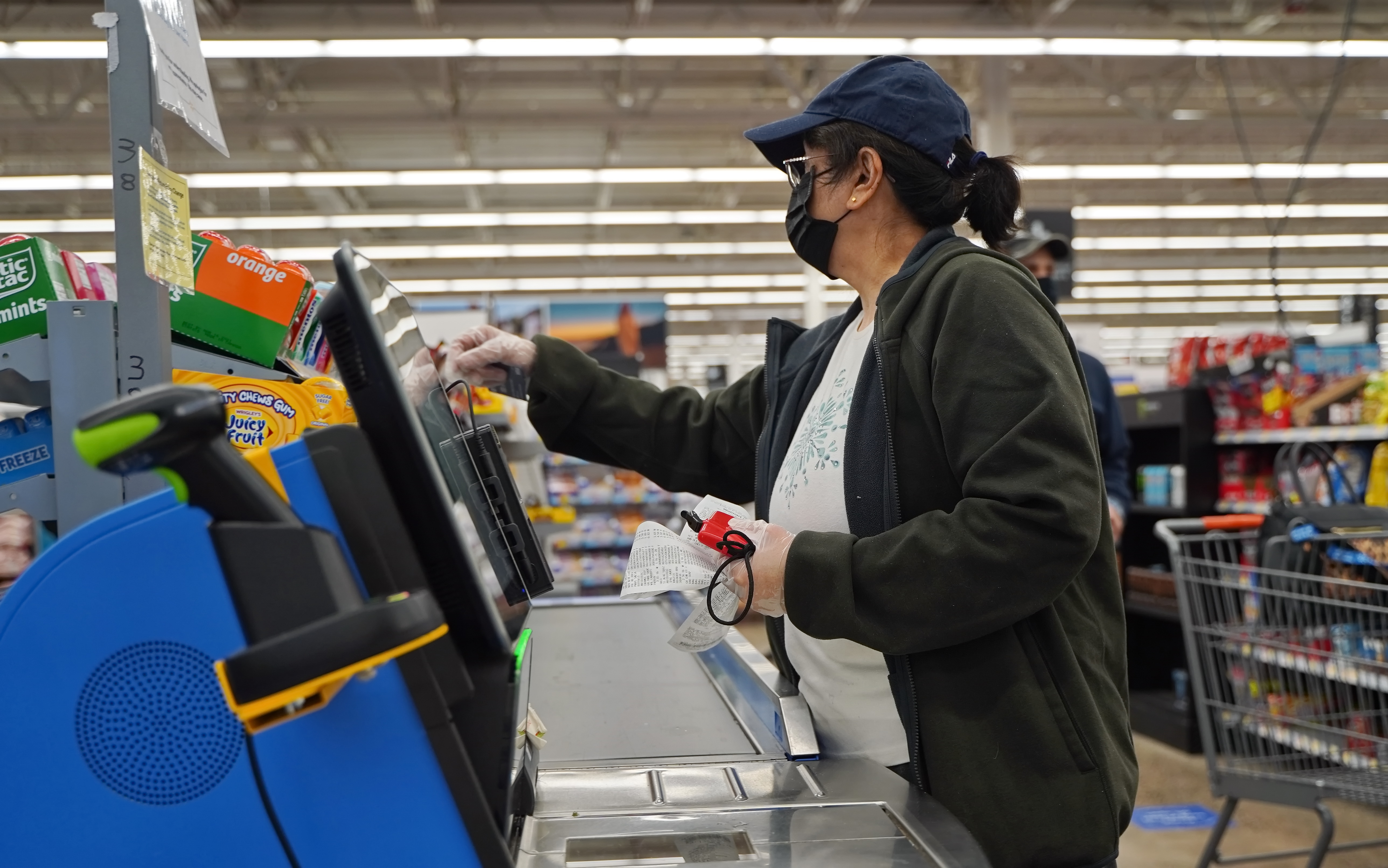 Une femme devant une caisse automatique | Source : Shutterstock