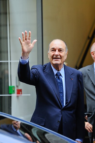 jacques Chirac sort après une visite à la Fondation Chirac Cérémonie du Troisième Prix dédié à la prévention des conflits, au Musée du quai Branly, le 24 novembre 2011 à Paris. | Photo : Getty Images