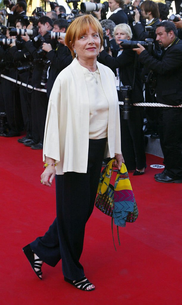 Actrice française Stéphane Audran arrive pour la projection officielle du film "La vie et la mort de Peter Sellers", le 21 mai 2004, au 57e Festival de Cannes dans la ville de la Côte d'Azur. | Photo : Getty Images