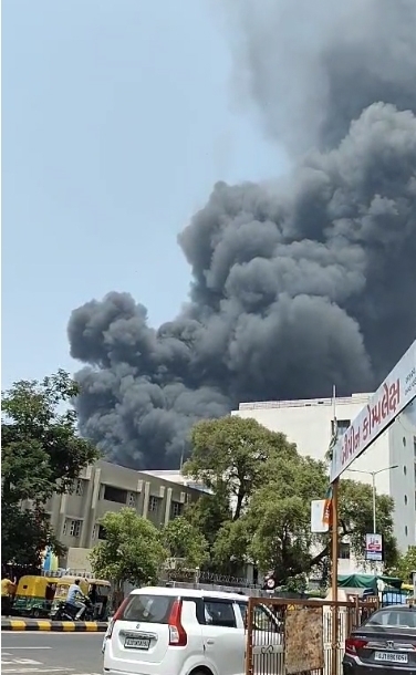 De la fumée s'élève après le crash d'un avion peu après son décollage de l'aéroport international Sardar Vallabhbhai Patel, dans l'État indien du Gujarat (ouest), le 12 juin 2025. Le crash s'est produit dans la région de Meghaninagar, selon Press Trust of India, citant les autorités locales I Getty Images