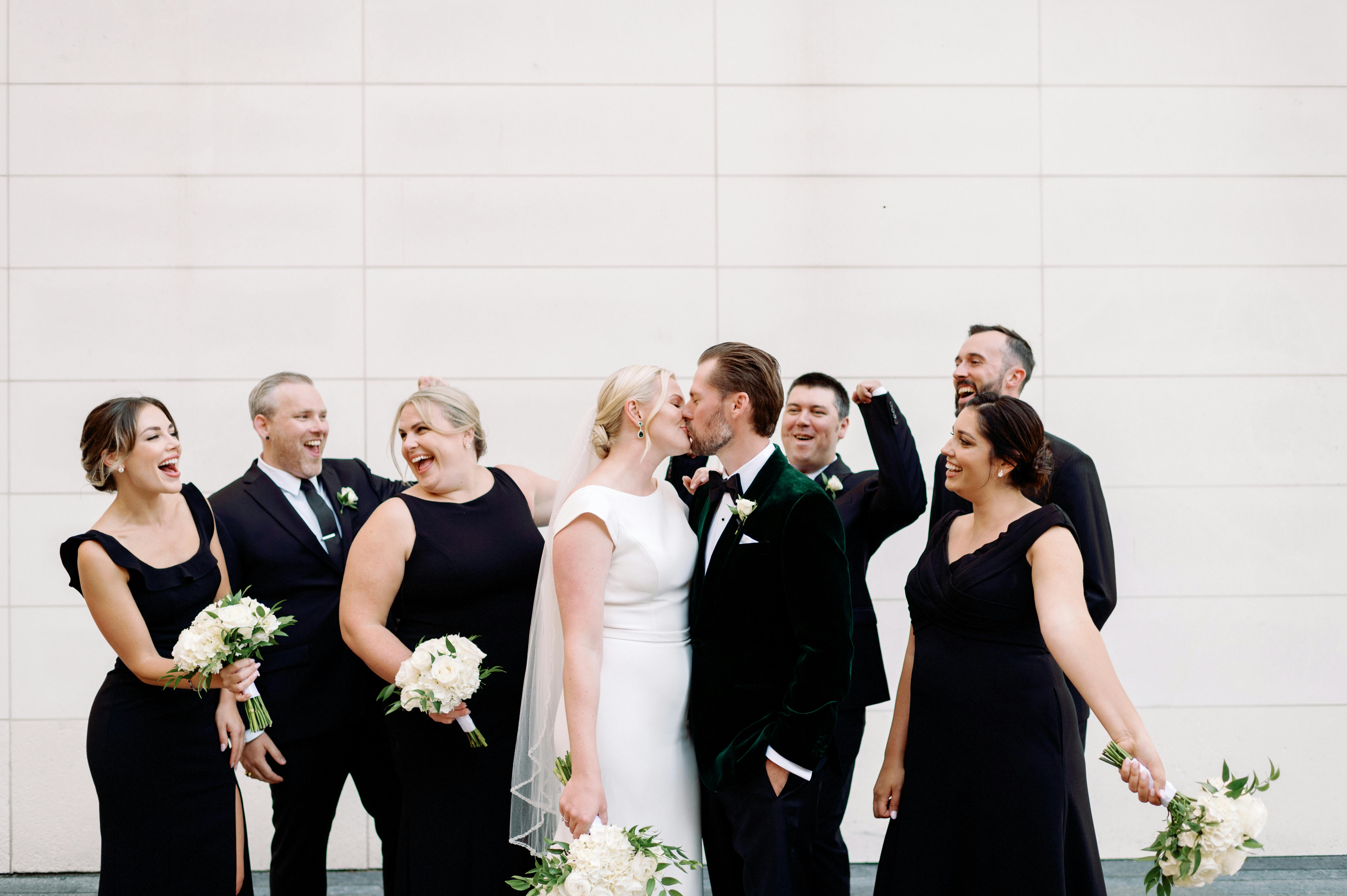 Les mariés s'embrassent devant les invités | Source : Pexels