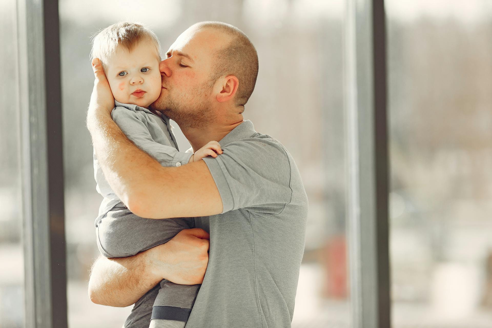 Un père embrassant son bébé | Source : Pexels