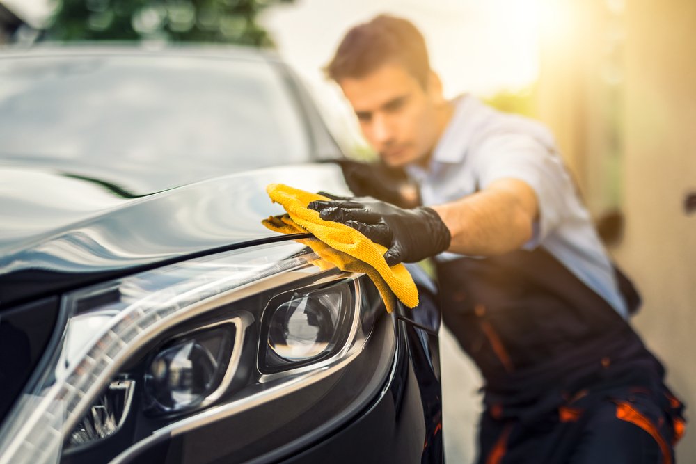Nettoyage d'une voiture. | Photo : Shutterstock