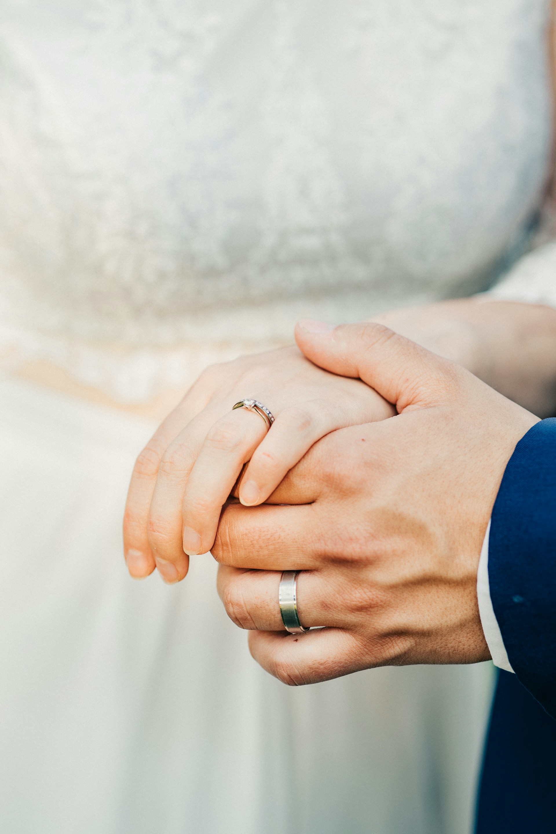 Un couple de jeunes mariés exhibant leurs alliances | Source : Unsplash