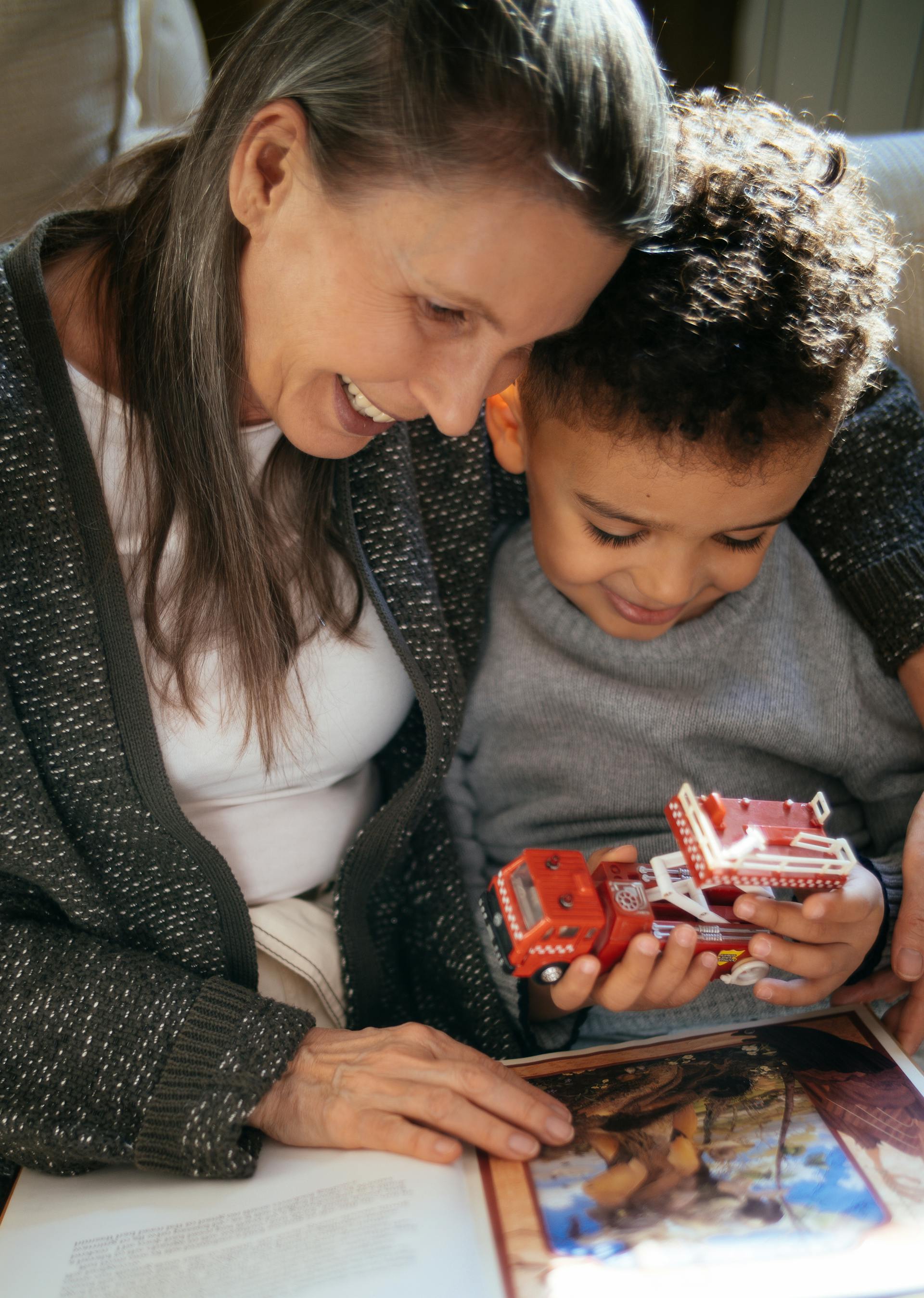Une grand-mère heureuse et son petit-fils | Source : Pexels