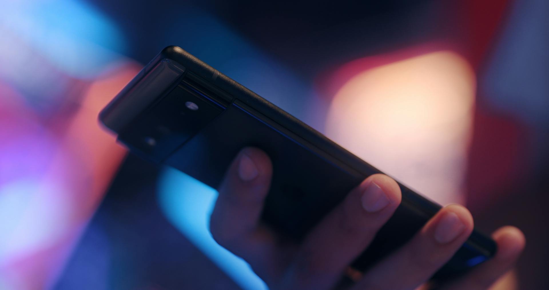 Une personne tenant un téléphone | Source : Pexels