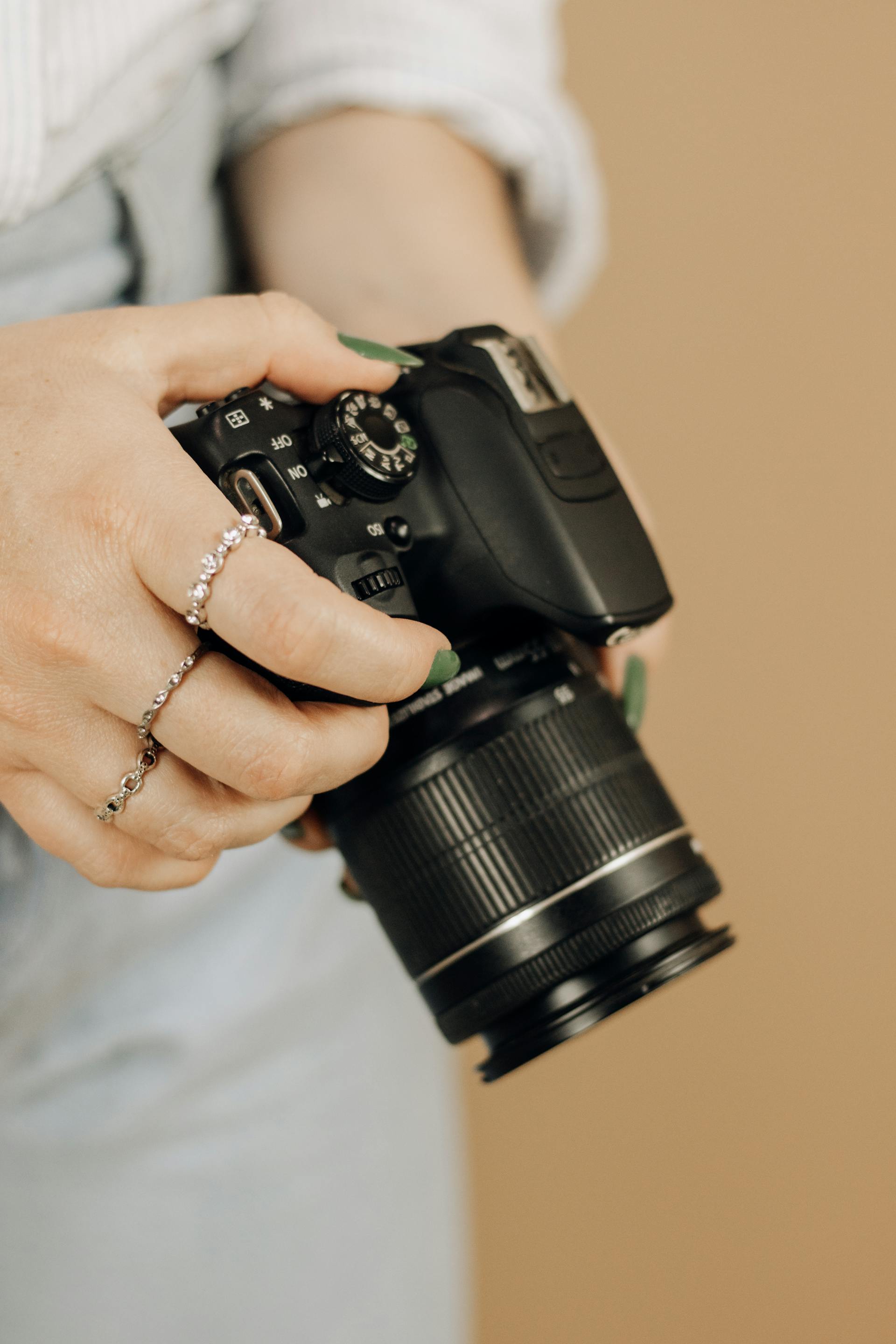 Une femme tenant un appareil photo | Source : Pexels