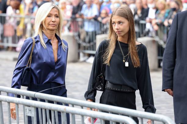 La fille de Jean-Paul Belmondo, Stella Belmondo (à droite), et son ex-femme, Natty Tardivel, arrivent à la cérémonie d'enterrement de l'acteur français décédé | Photo : Getty Images
