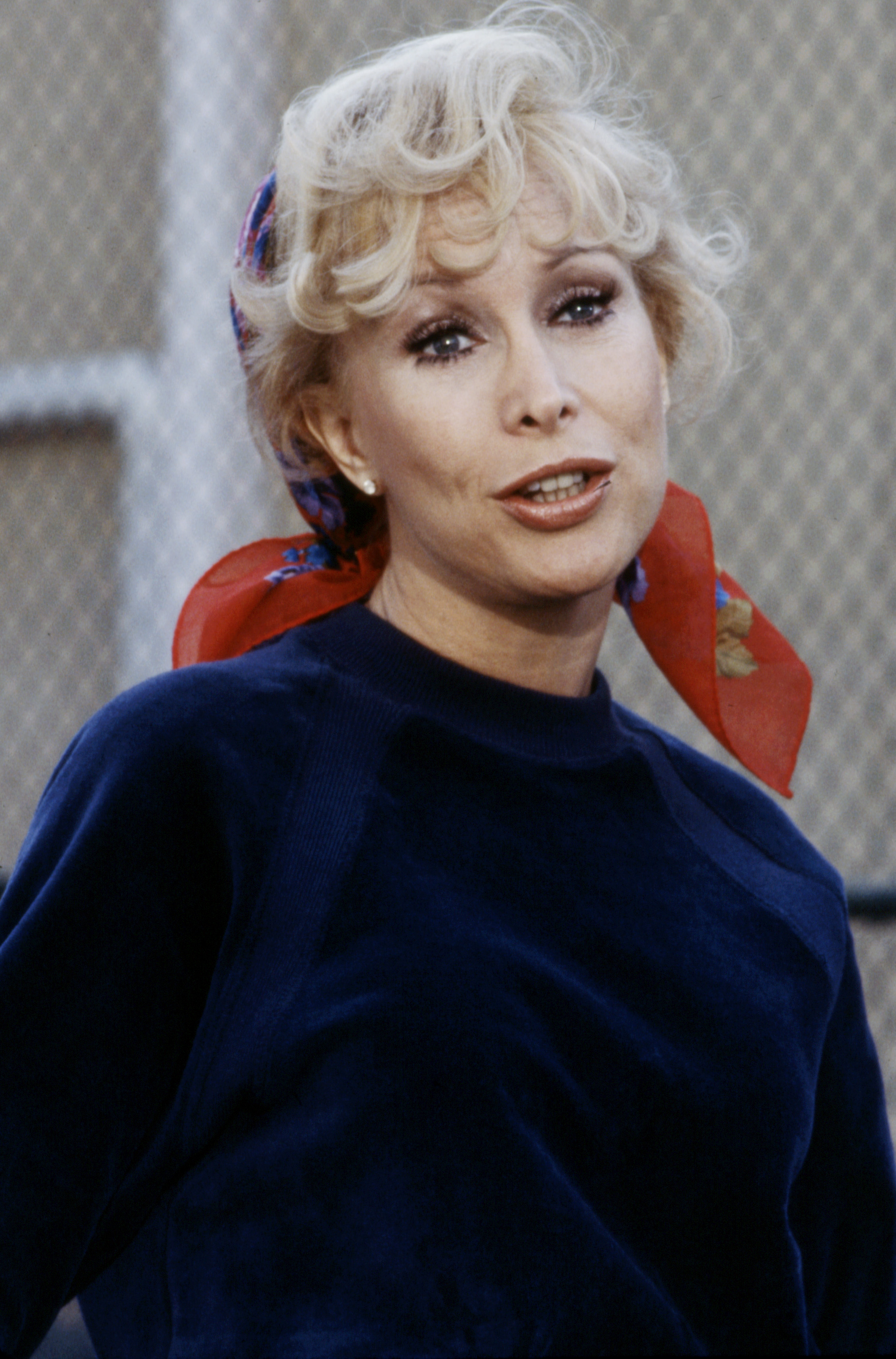 Barbara Eden montre une expression enjouée dans une scène du téléfilm ABC "Les filles du bureau" en 1979. | Source : Getty Images