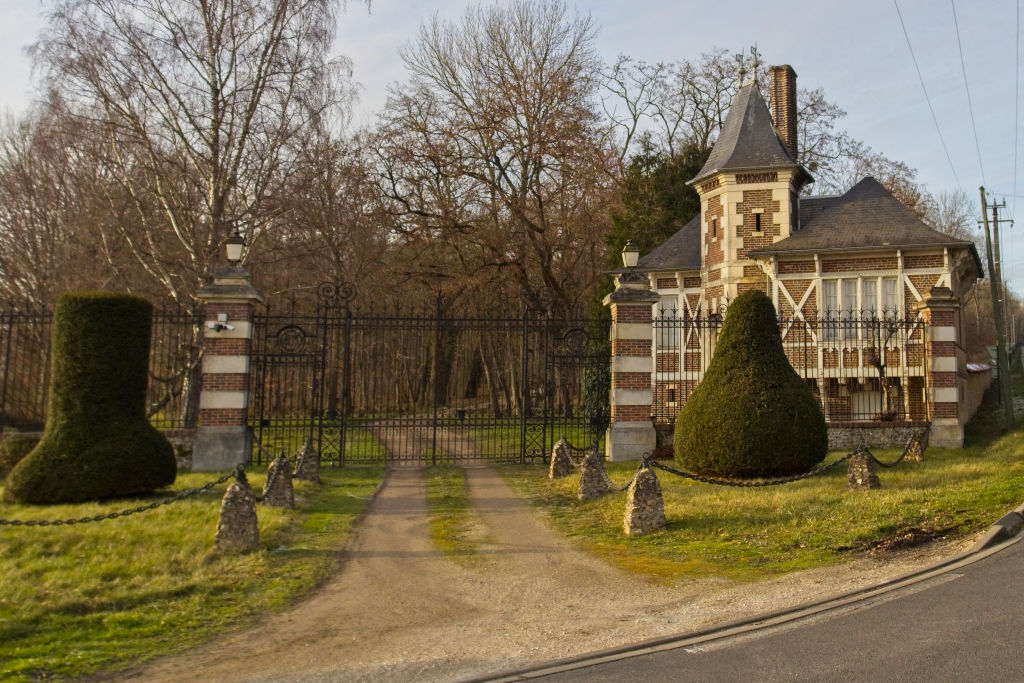 Cette photographie prise le 16 janvier 2024 montre une vue de l'entrée principale de la résidence de l'acteur français Alain Delon | Source : Getty Images