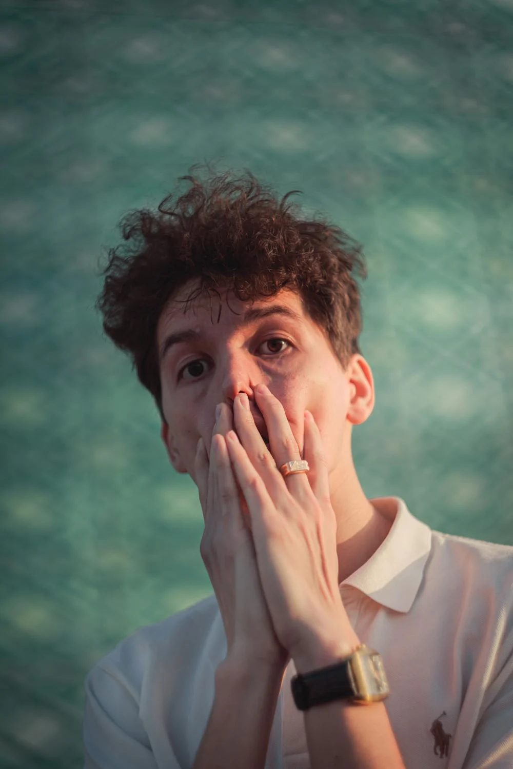 Un homme choqué se couvrant la bouche | Source : Pexels