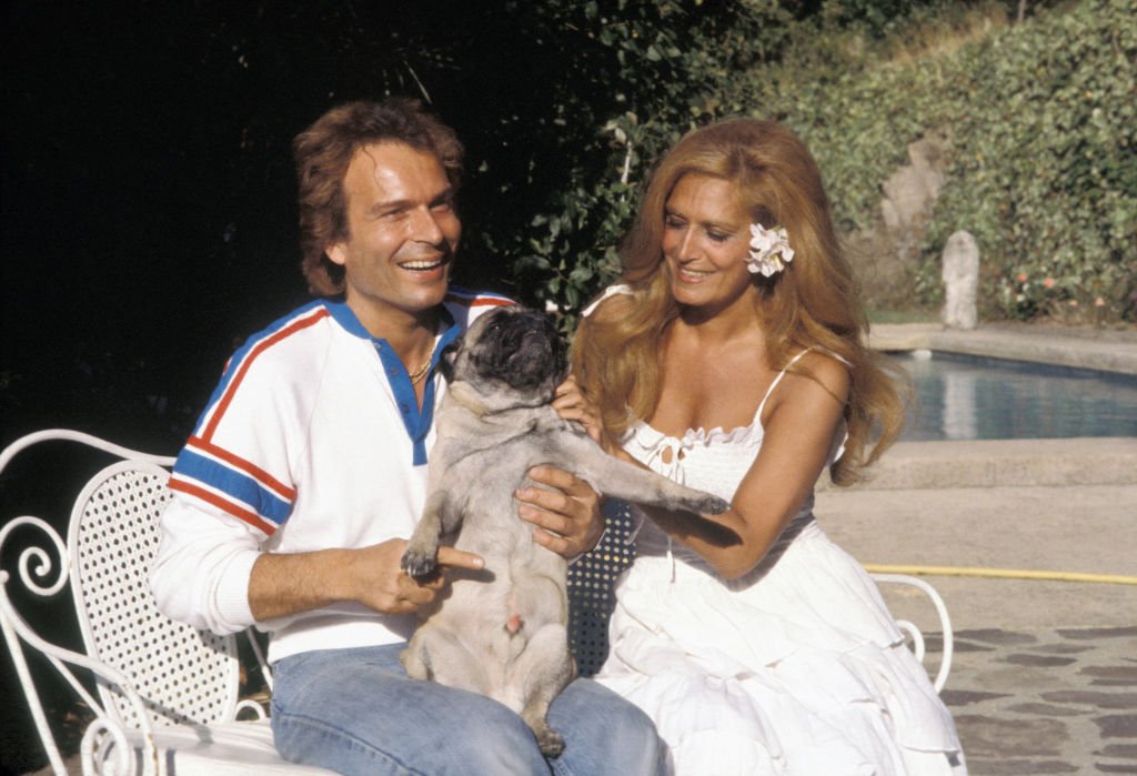 Dalida avec son compagnon Richard Chanfray dit 'Comte de Saint-Germain' à Saint-Tropez en 1979, France. І Source : Getty Images