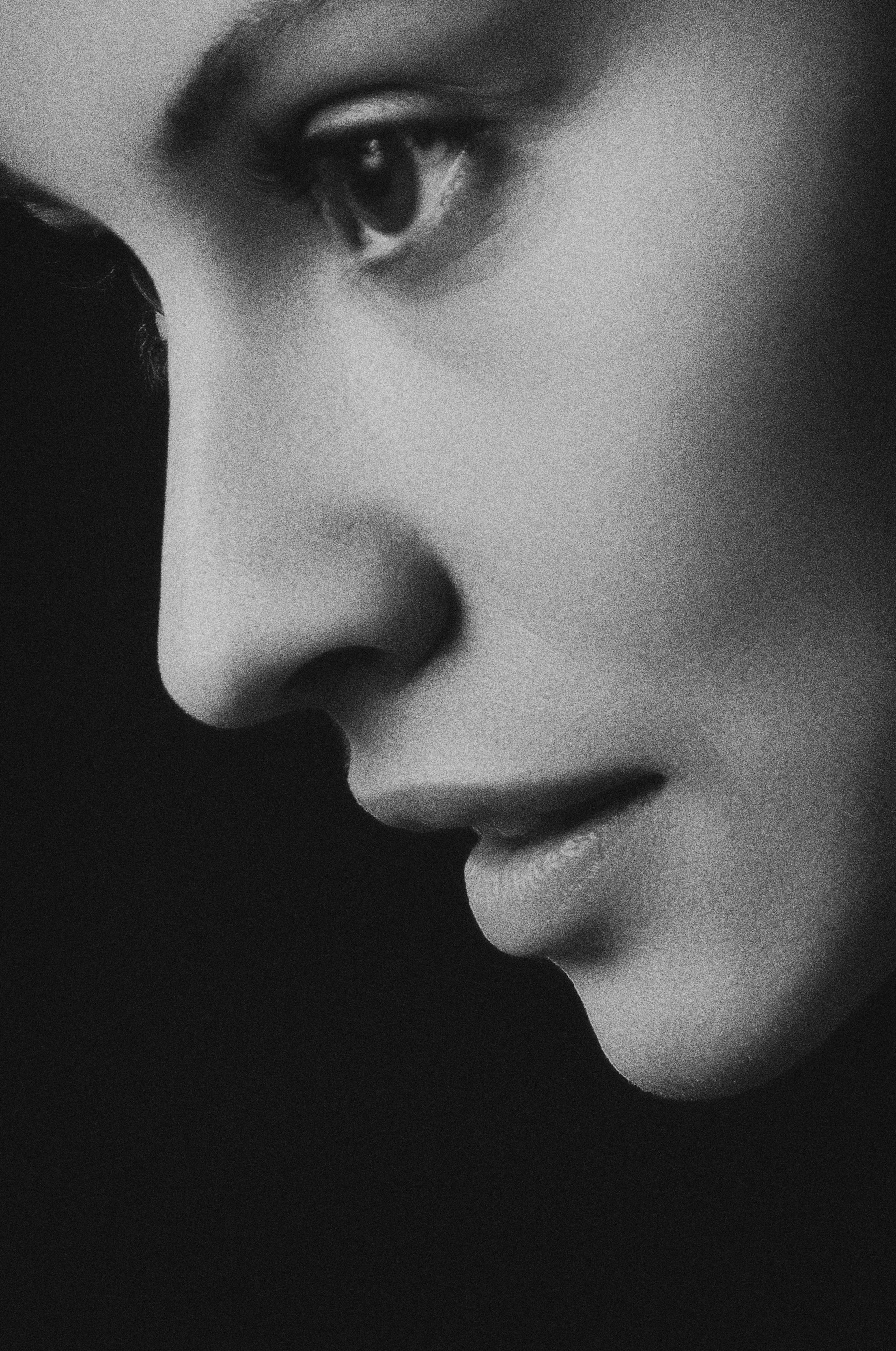 Une femme au regard réfléchi | Source : Unsplash