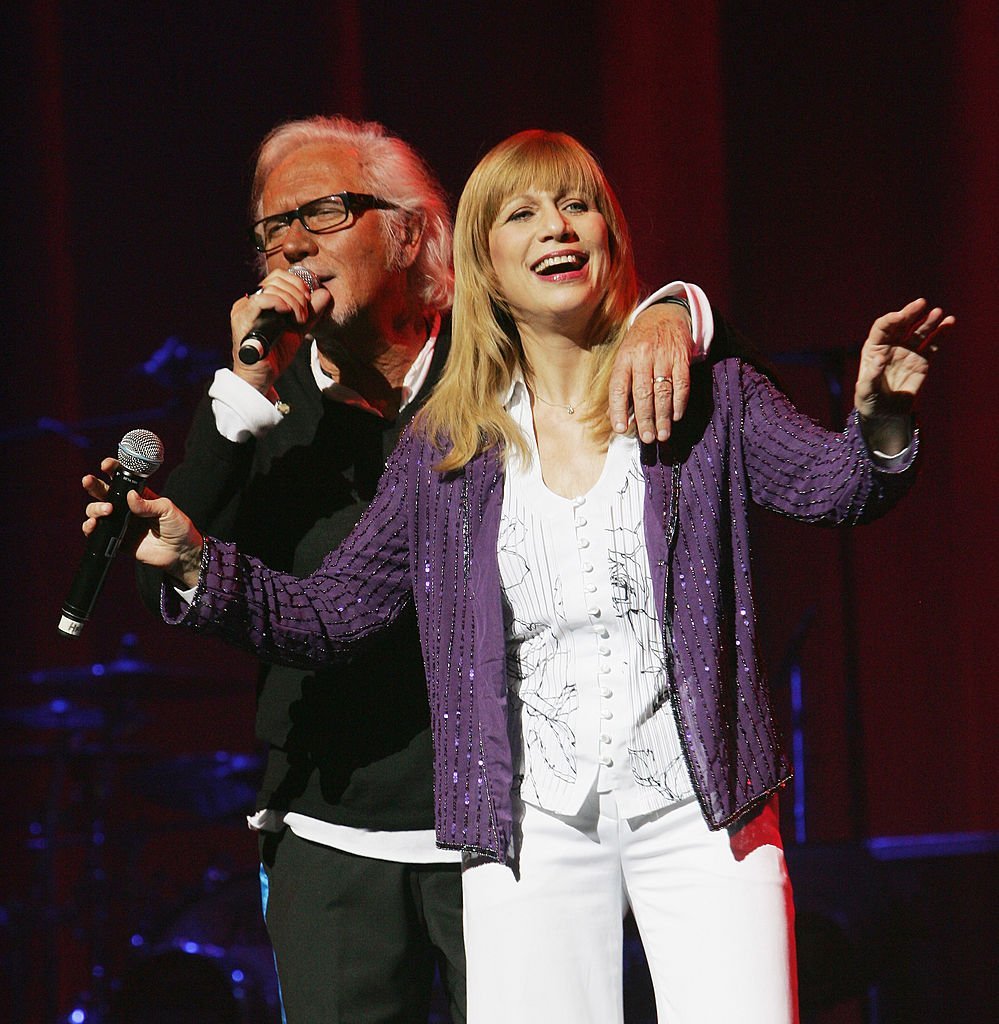 Annie Stone Gautrat et Eric Charden de Stone et Charden se produisent lors du concert Age Tendre & Tetes de Bois qui a eu lieu au Théâtre Nikaia le 7 novembre 2008 à Nice, France. | Photo : Getty Images.