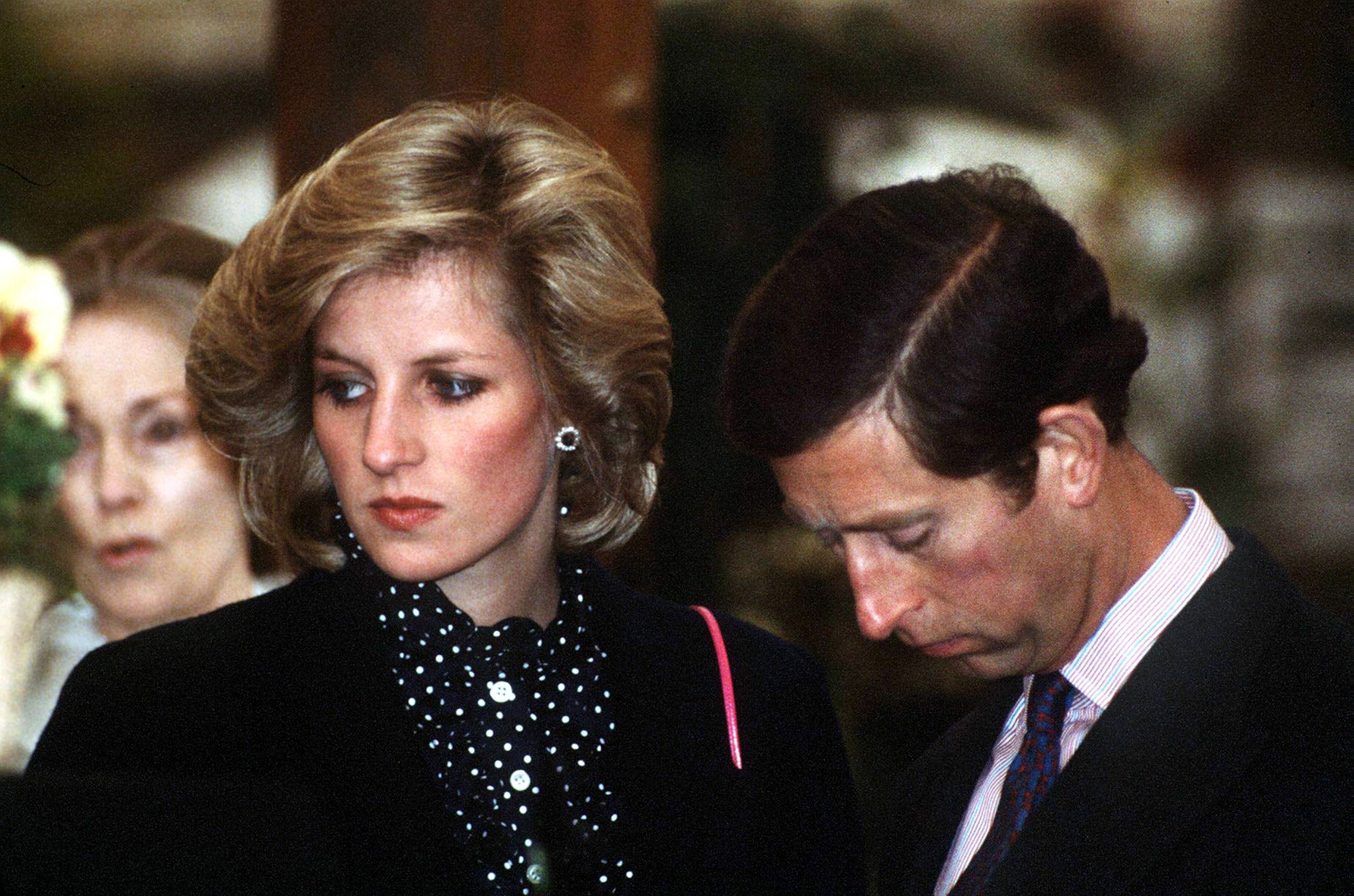 Le prince Charles et son épouse, la princesse Diana, à l'exposition florale de Chelsea en mai 1984 à Londres. / Source : Getty Images