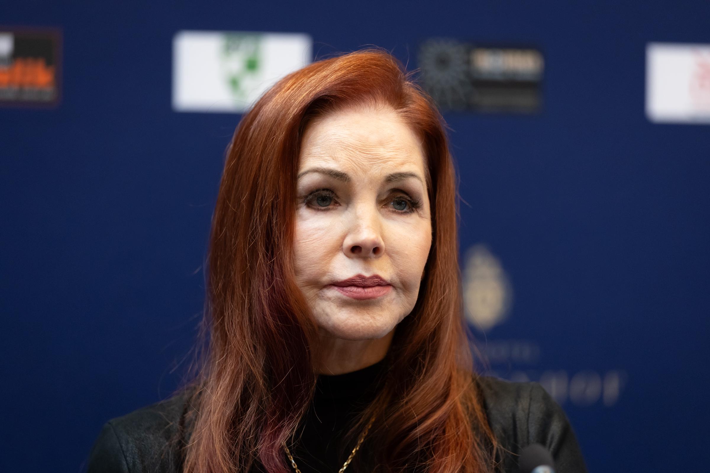 La dernière apparition de Priscilla a suscité des questions de la part de plusieurs utilisateurs des Réseaux sociaux sur ses traits, notamment sa bouche et ses dents. En 2008, TMZ avait rapporté qu'elle avait reçu, à son insu, des injections de silicone non autorisées et qu'elle suivait depuis un traitement correctif. | Source : Getty Images