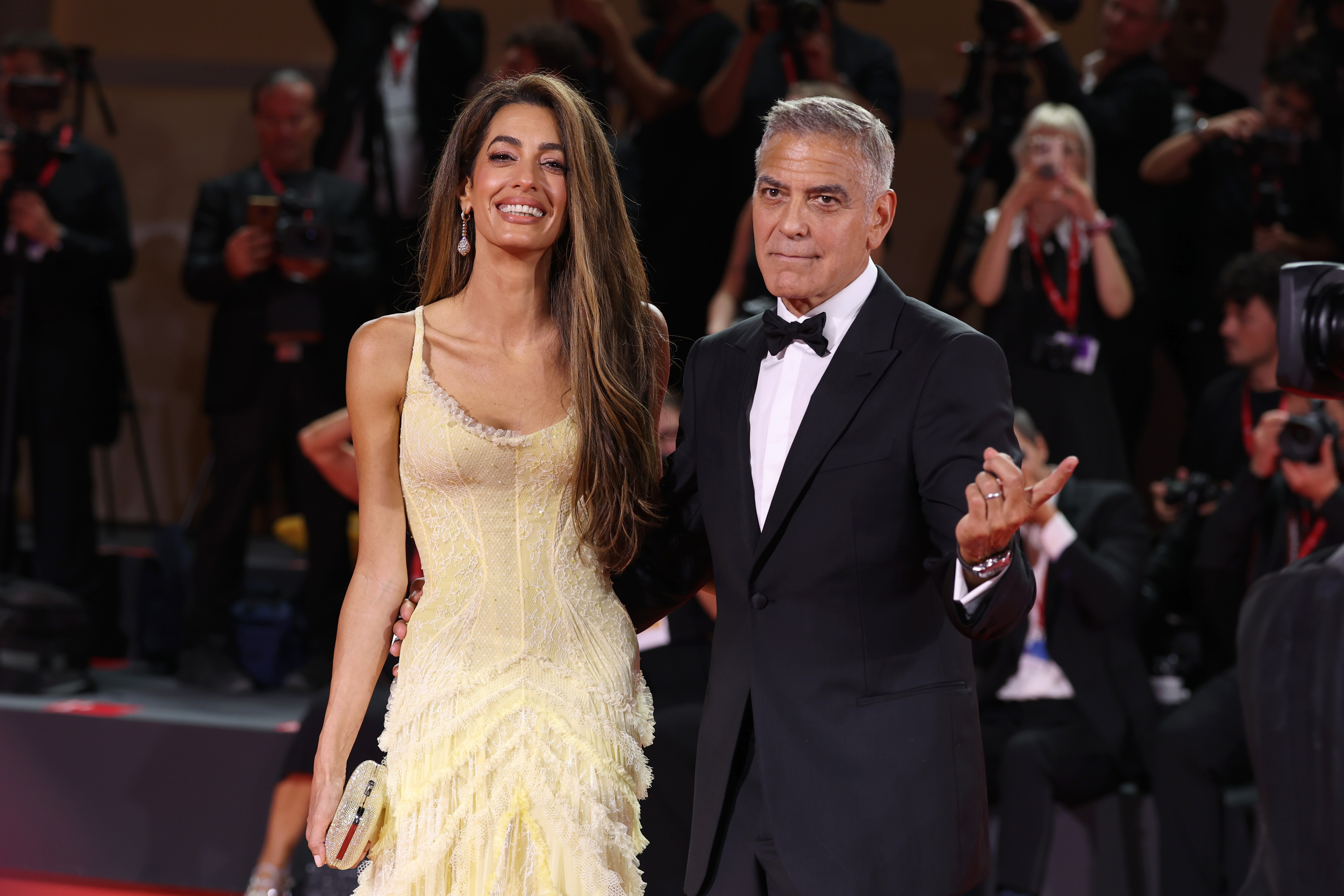 Amal Alamuddin et George Clooney assistent au tapis rouge de "Wolfs" lors du 81e Festival international du film de Venise, à Venise, en Italie, le 1er septembre 2024 | Source : Getty Images