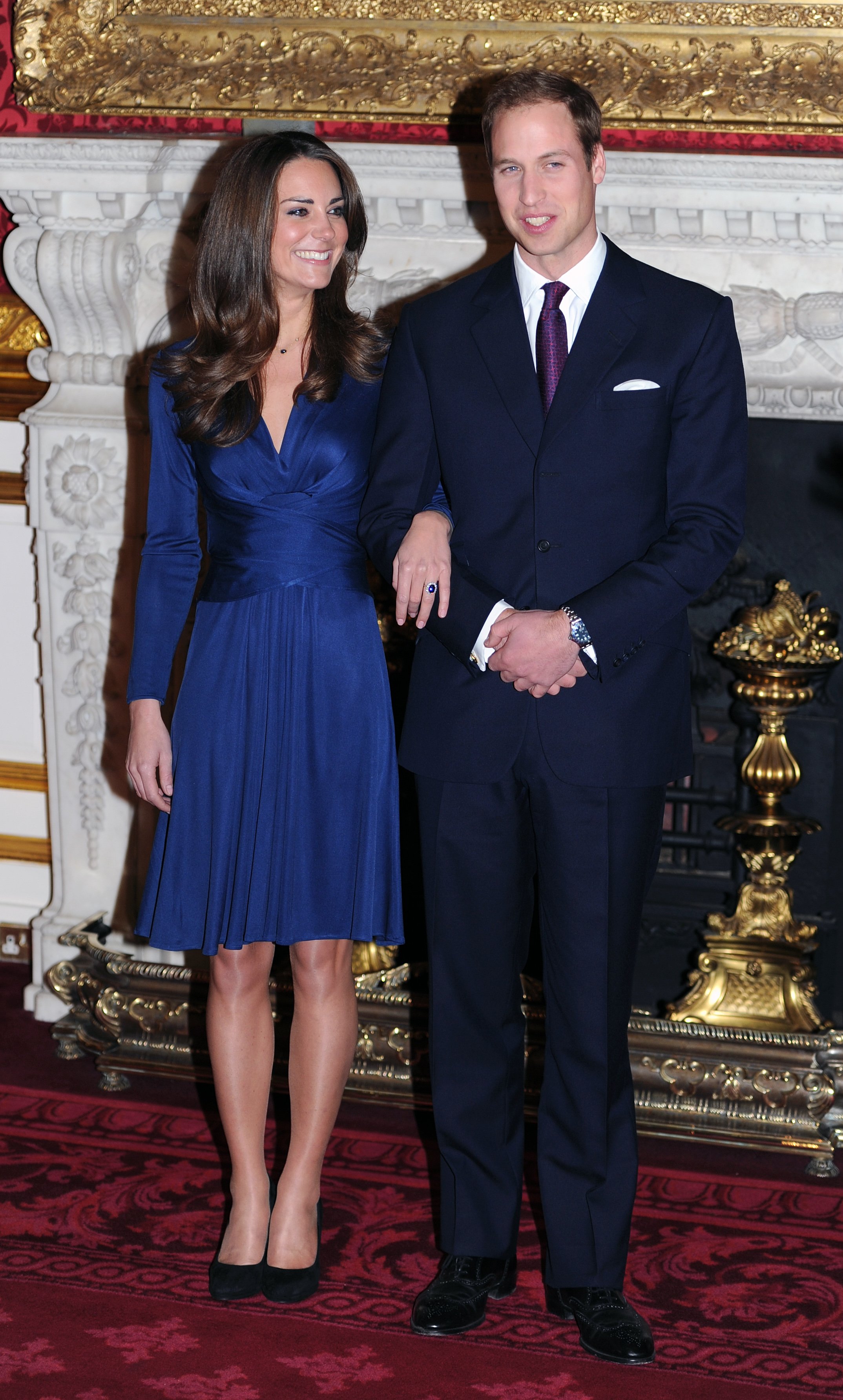 Le Prince William et Kate Middleton posent pour des photos dans les appartements d'État du Palais St James alors qu'ils annoncent leurs fiançailles le 16 novembre 2010 à Londres, en Angleterre. | Source : Getty Images      