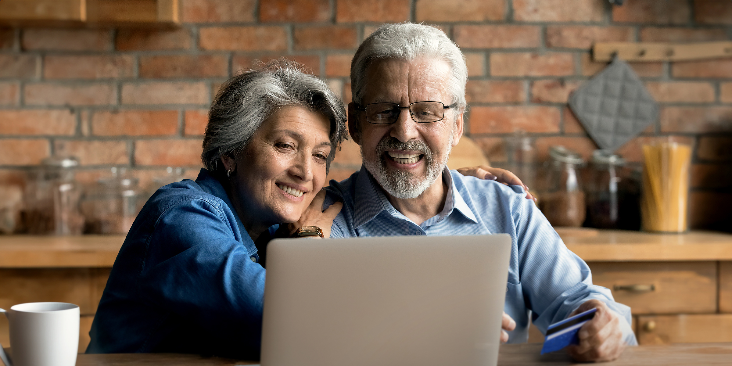 Couple de seniors utilisant un ordinateur portable | Source : Shutterstock