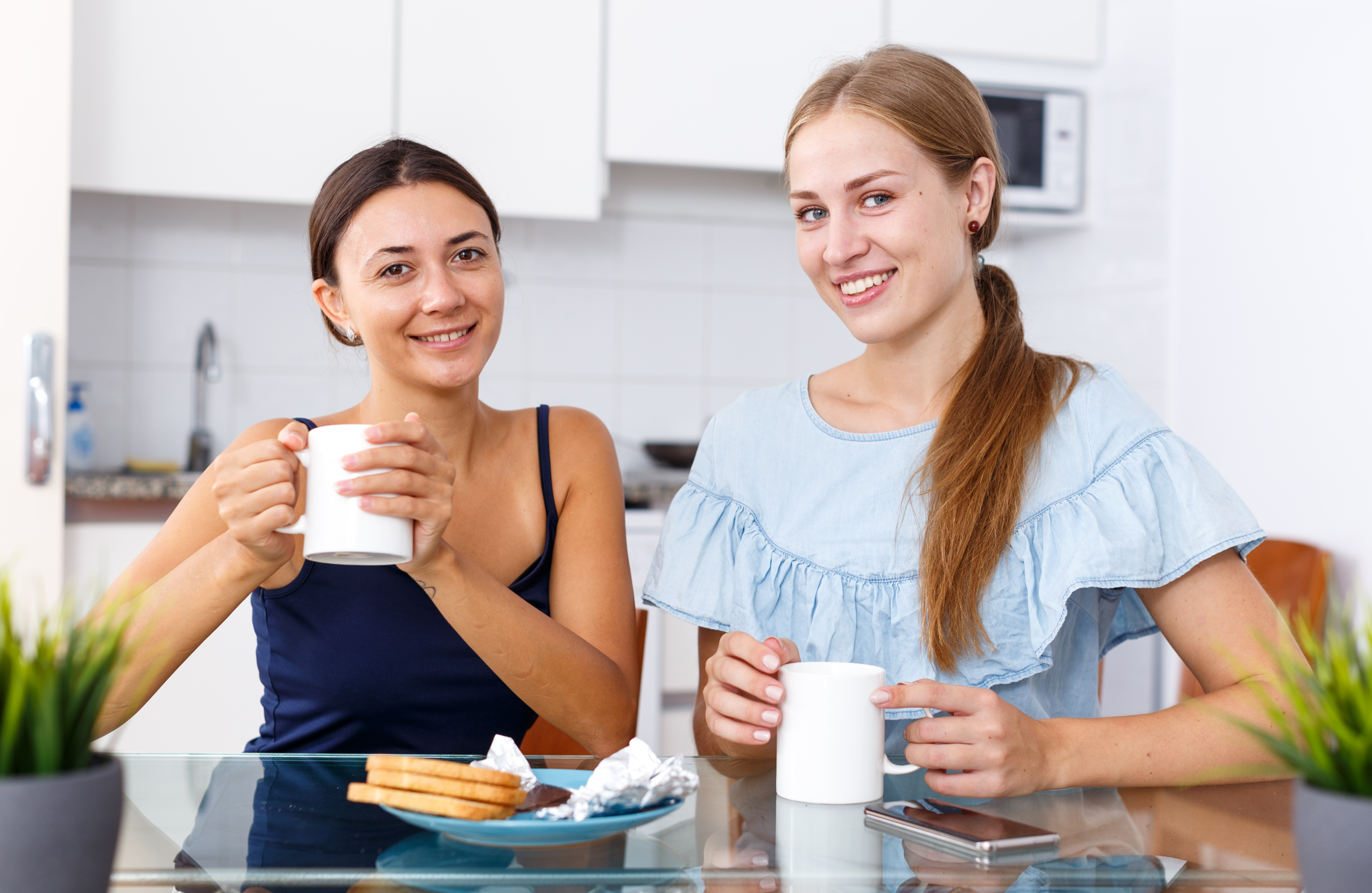 Deux femmes prenant leur petit déjeuner ensemble | Source : Shutterstock