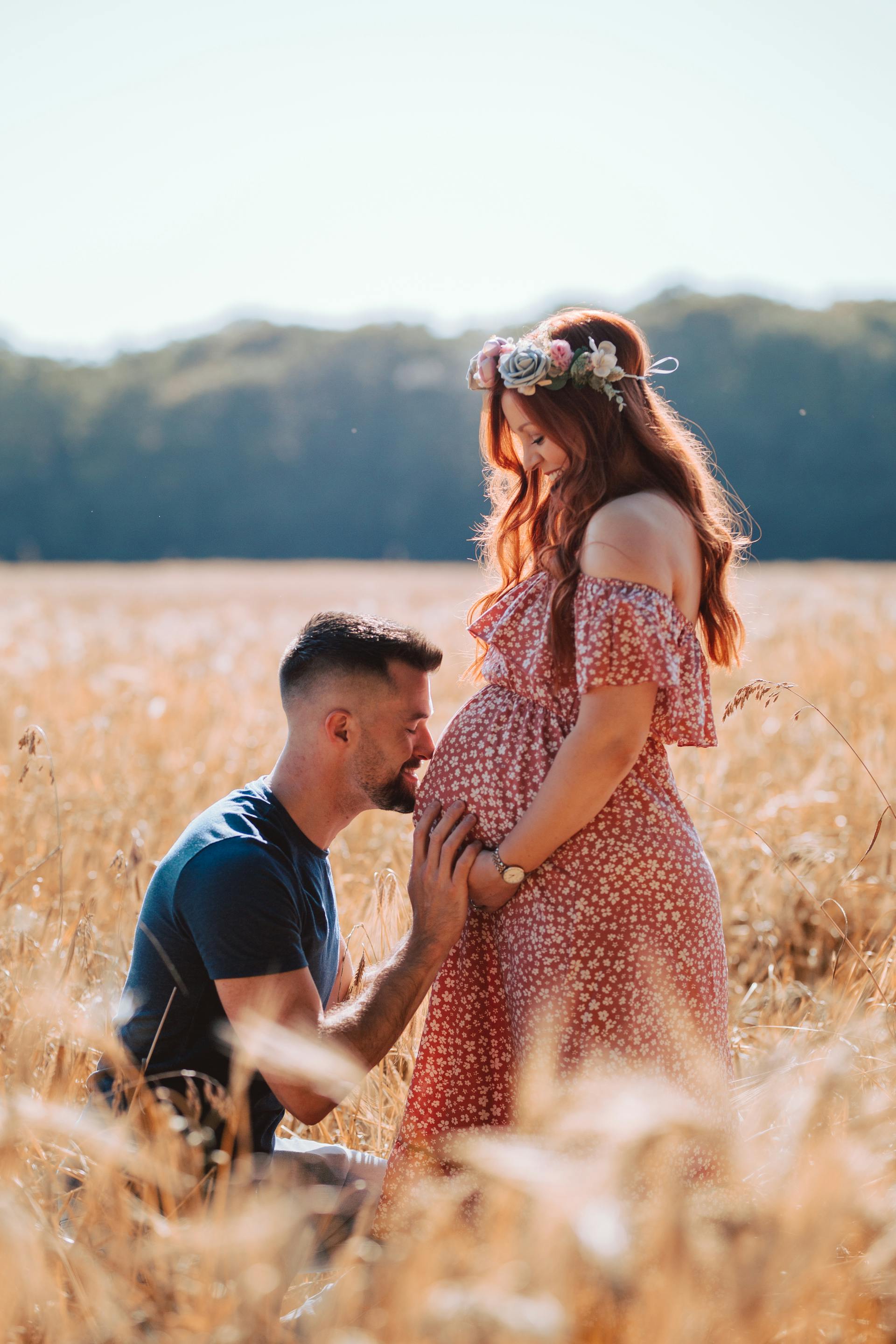 Un homme embrassant le baby bump de sa femme enceinte | Source : Pexels