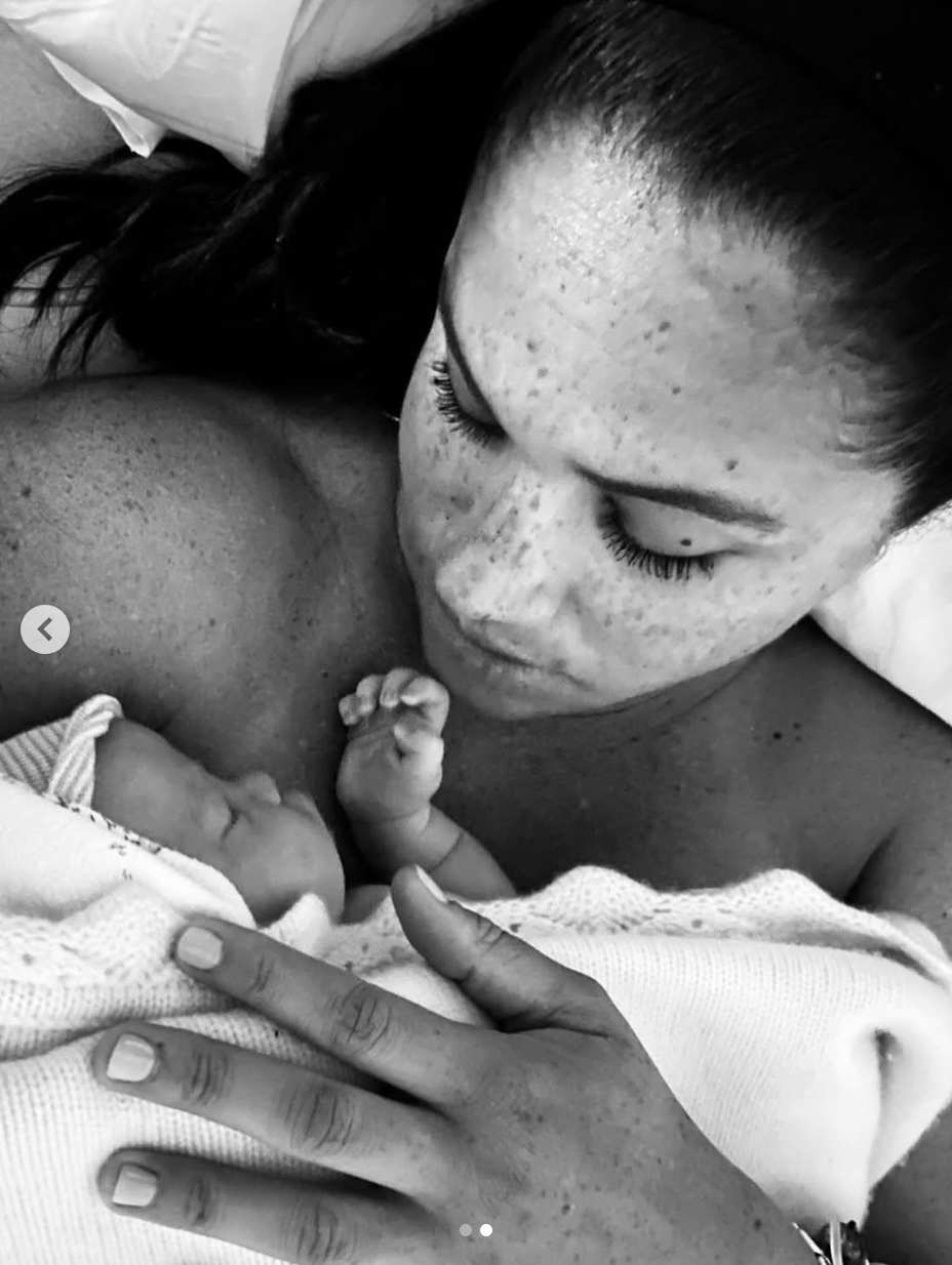 Meghan Markle est vue en train de tenir le bébé Lilibet contre sa poitrine, sur une photo datée du 4 juin 2025 | Source : Instagram/meghan