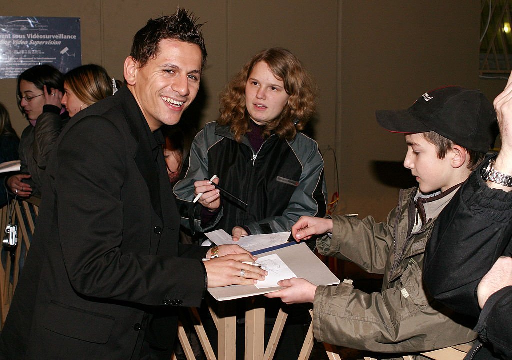 Linkup signing autographs during 2004 NRJ Music Awards | Photo : Getty Images