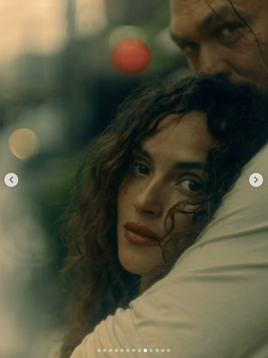 Adria Arjona et Jason Momoa sont vus sur une photo datée du 1er août 2025 | Source : Instagram/adriaarjona