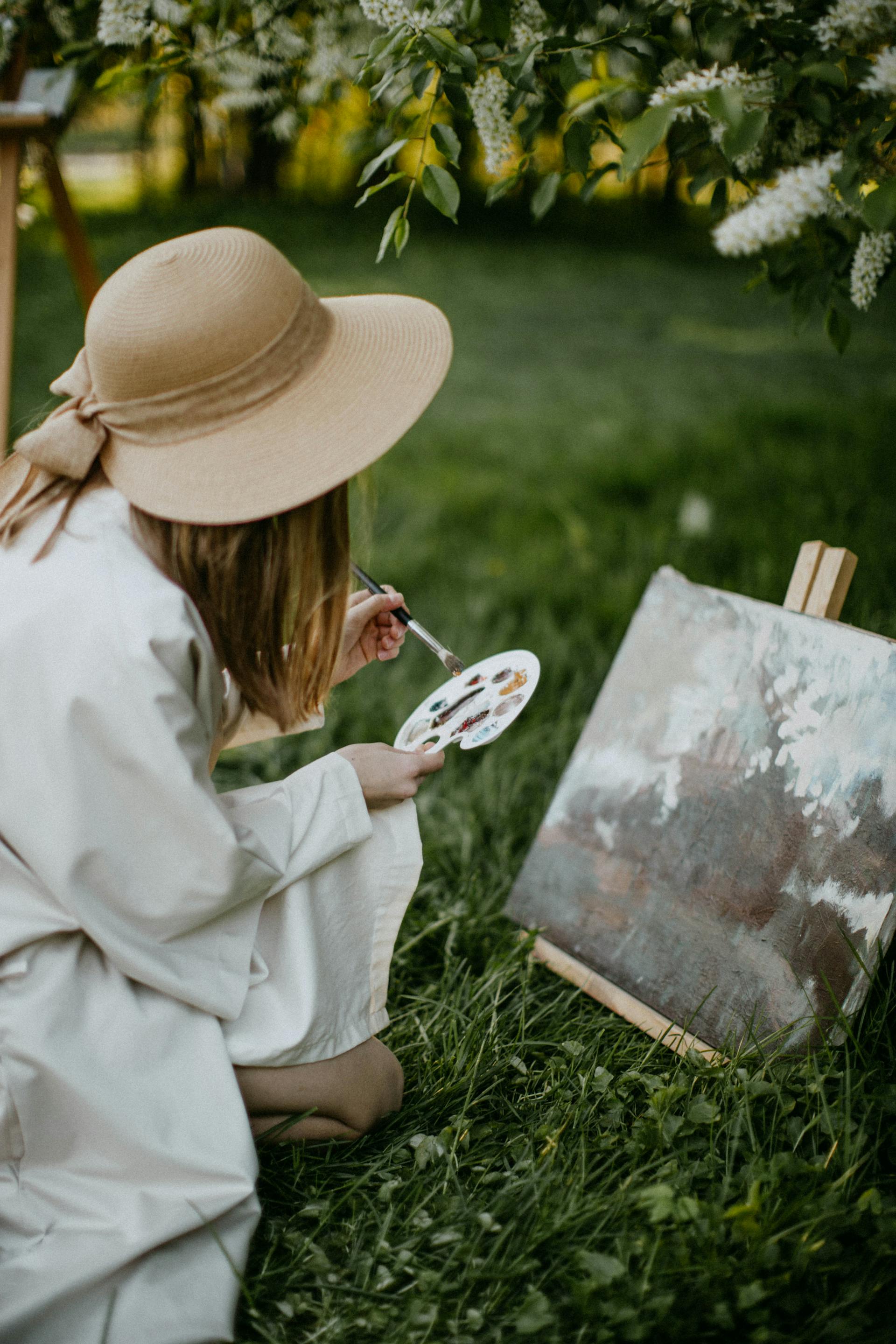 Une femme qui peint en plein air | Source : Pexels