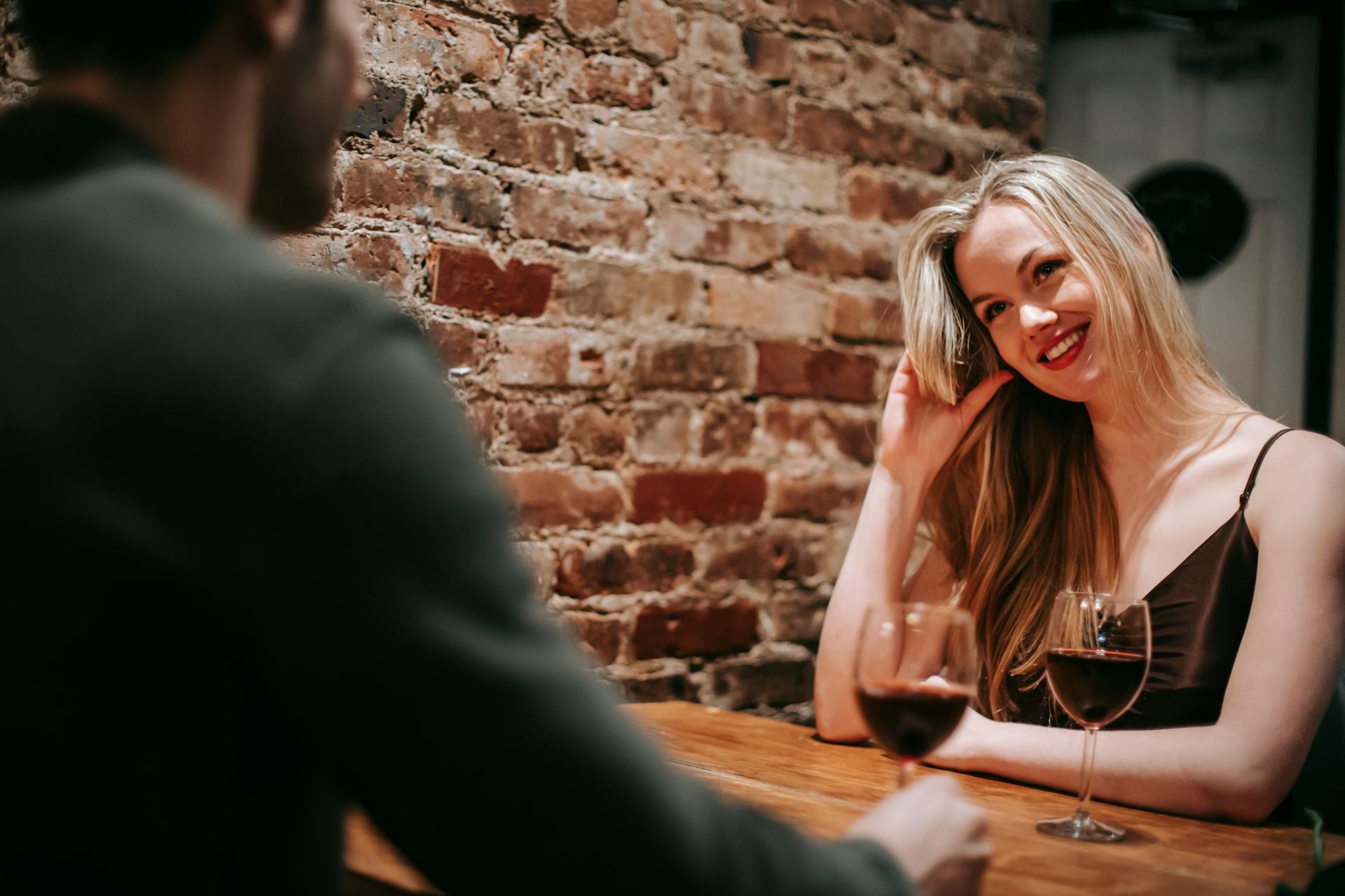 Une femme dans un restaurant profitant d'un rendez-vous romantique | Source : Pexels