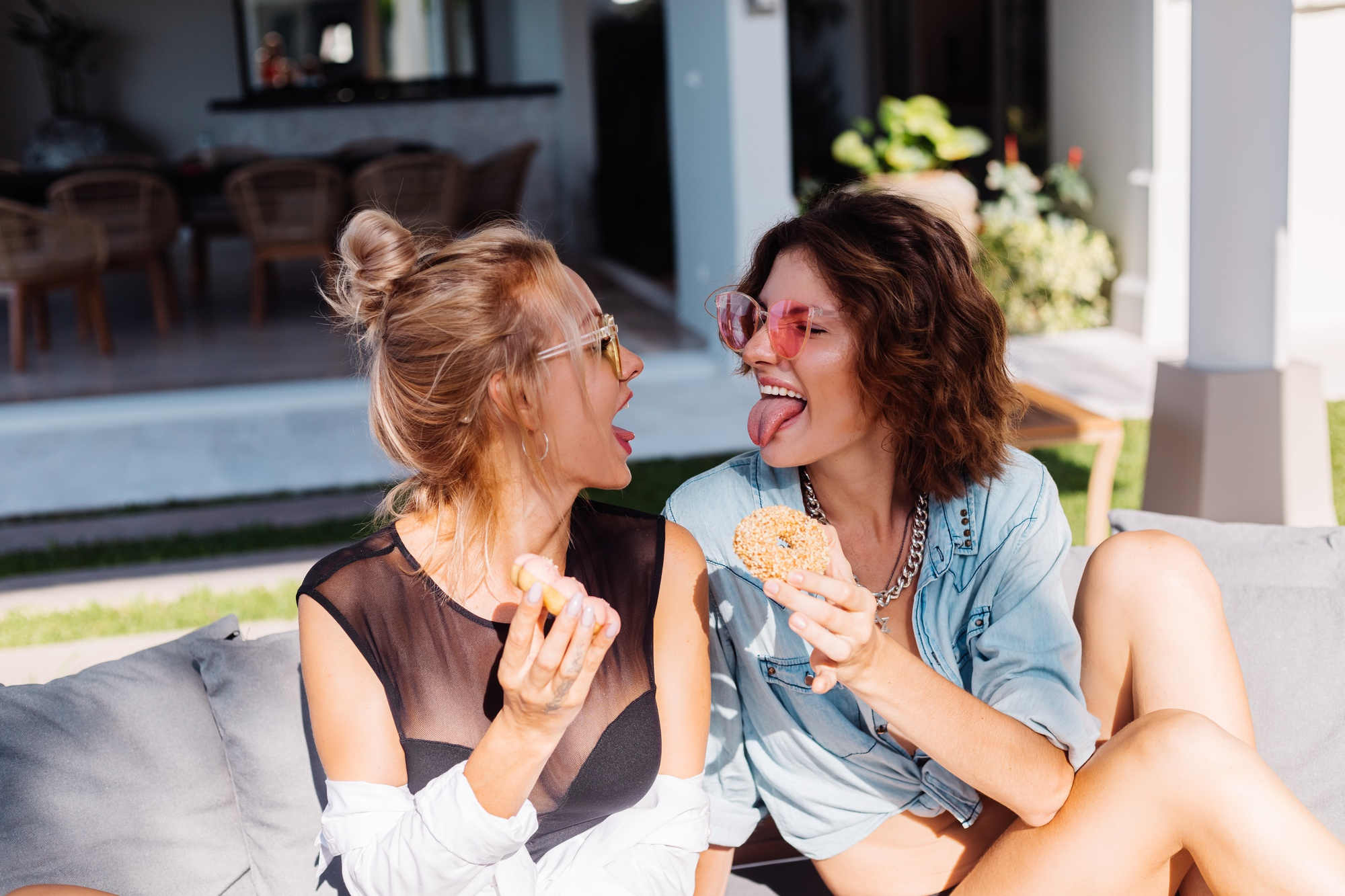 Deux femmes dégustant des beignets et s'amusant | Source : Freepik